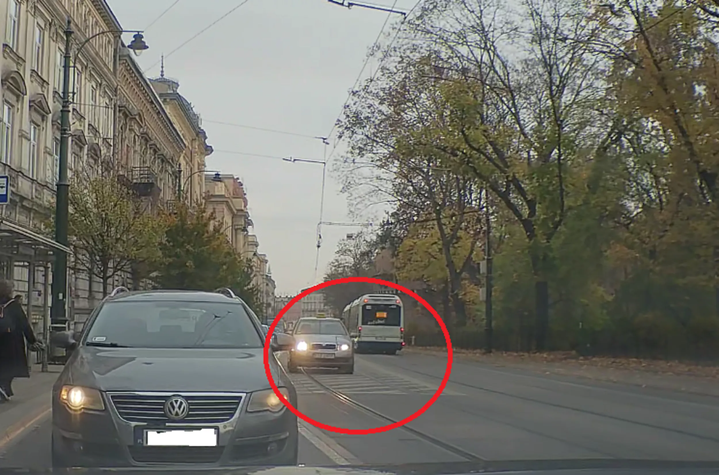 Wyprzedzanie na ciągłej i skrzyżowaniu (ul Basztowa/Pl Matejki; przejazd przez obszar wyłączony z ruchu, wymuszenie pierwszeństwa i zajechanie drogi (przystanek LOT Basztowa). /nr boczny 4569/