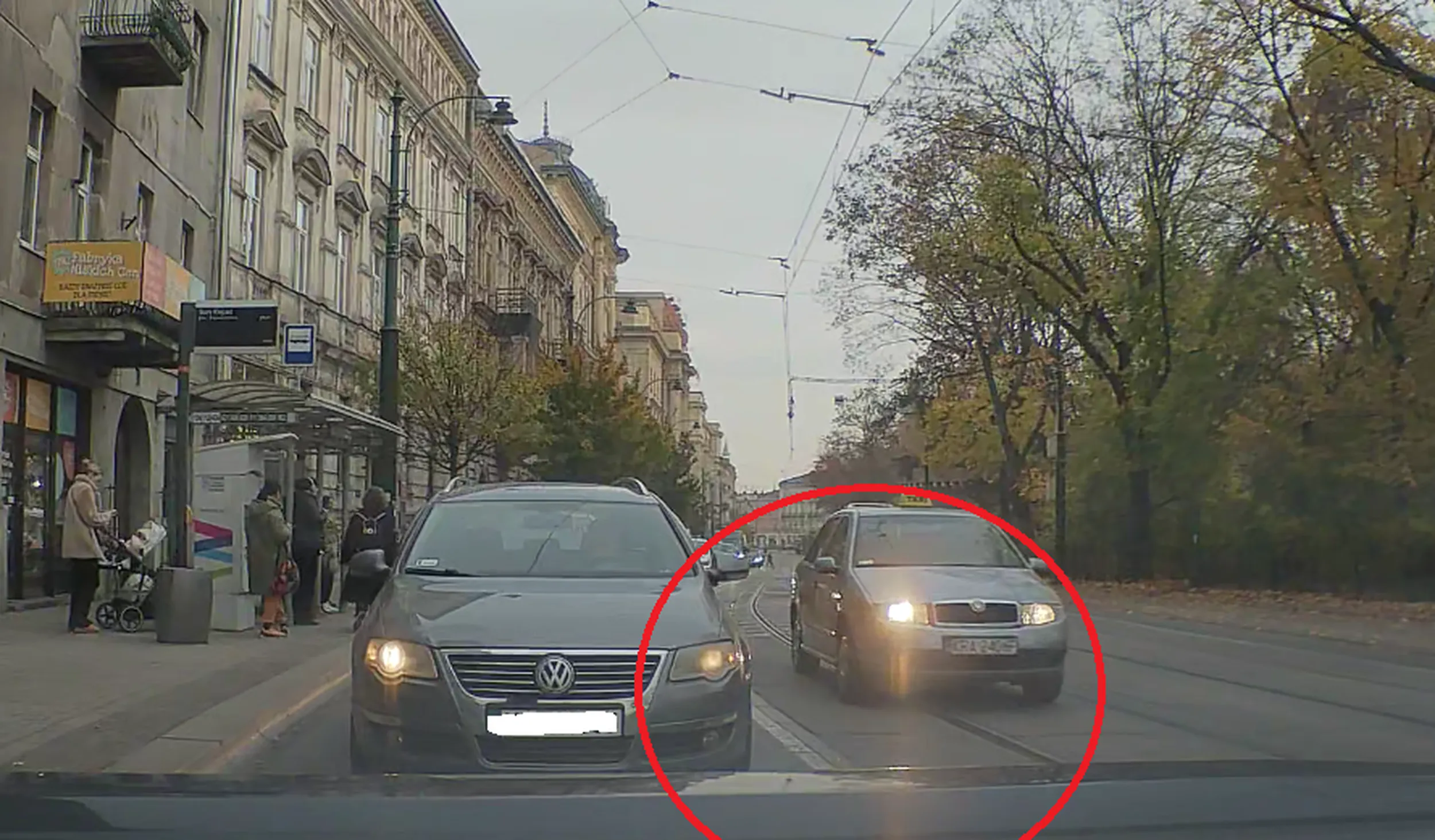 Wyprzedzanie na ciągłej i skrzyżowaniu (ul Basztowa/Pl Matejki; przejazd przez obszar wyłączony z ruchu, wymuszenie pierwszeństwa i zajechanie drogi (przystanek LOT Basztowa). /nr boczny 4569/