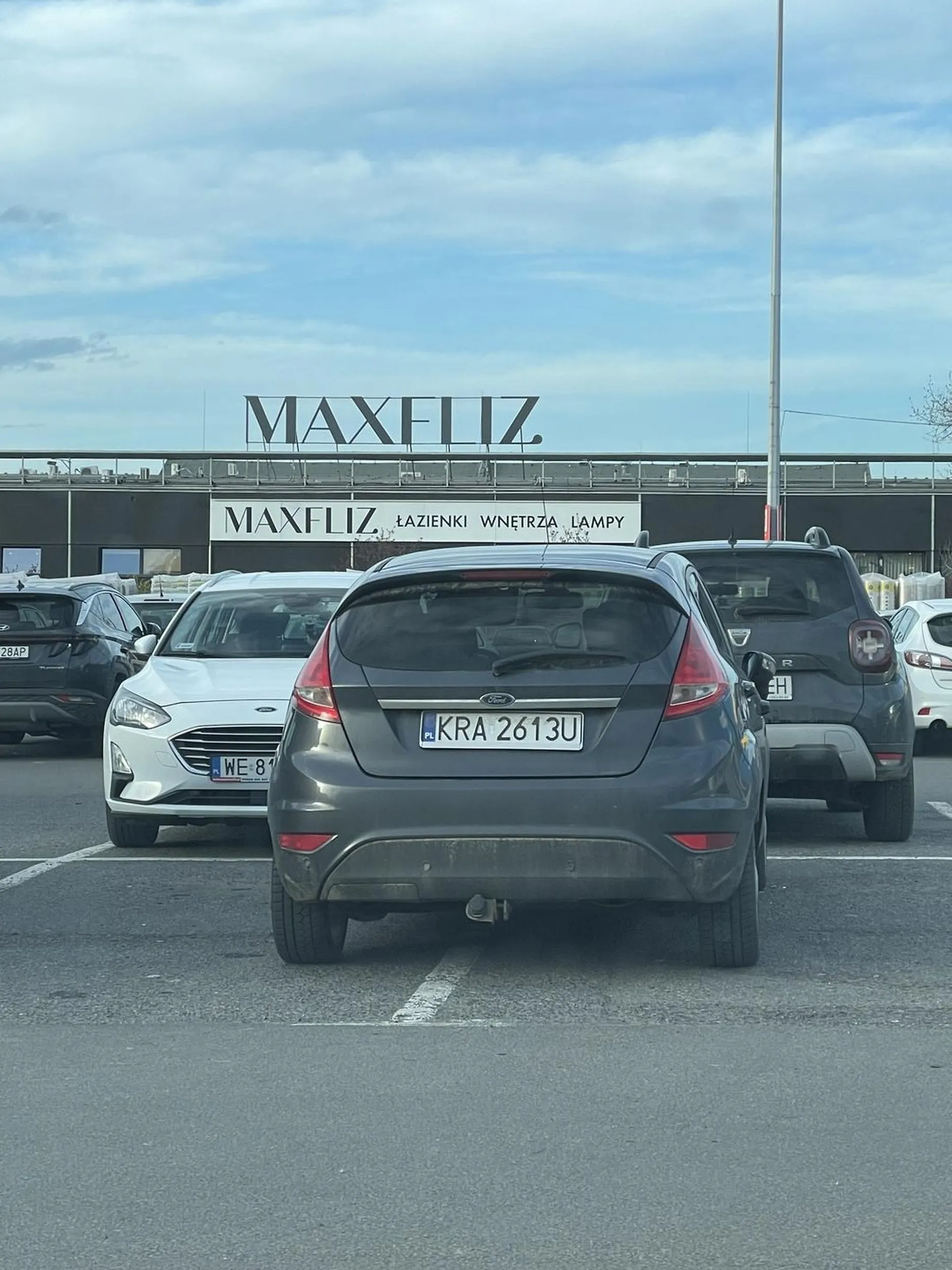 Ktoś tu nie nauczył się wjeżdżać pomiędzy linie