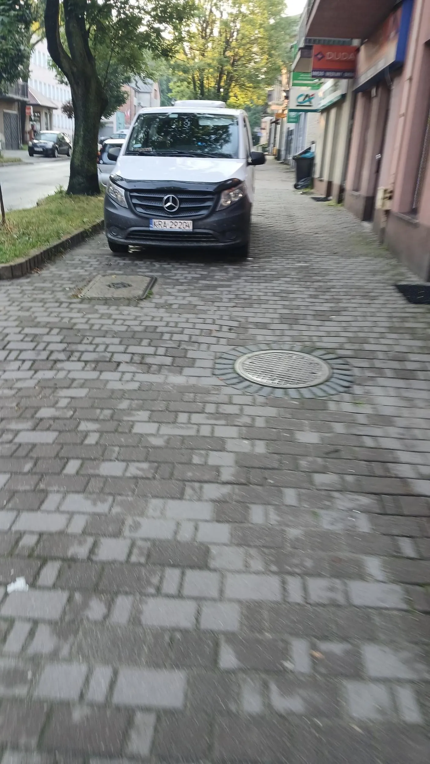 Wjeżdża i staje na chodniku, a kilka metrów dalej ma parking. Czasami jeździ  okołóo 40 metrów chodnikiem od pobliskiego banku pod sklep mięsny.