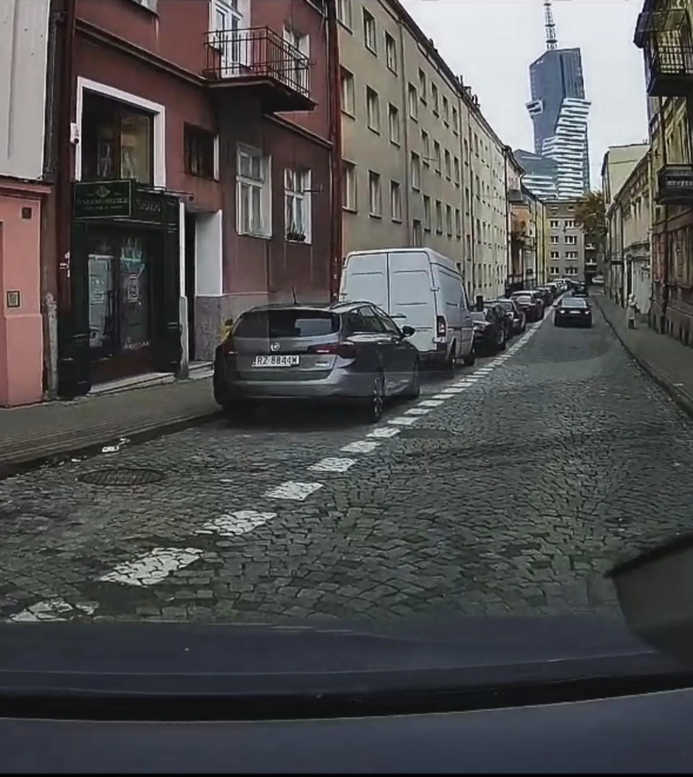 Znowu Kraków i znowu BMW... W zeszłym roku cwaniak cofając wbił mi się w chłodnicę (inna rejestracja, chłodnica do wymiany, maska do prostowania) a teraz ten artysta cofa na całej długości drogi jednokierunkowej bo "zapomniał" że minął wolne miejsce parkingowe. A jak ładnie macha żeby pozwolić mu cofać dalej! Super kierowcy w stolicy Małopolski.