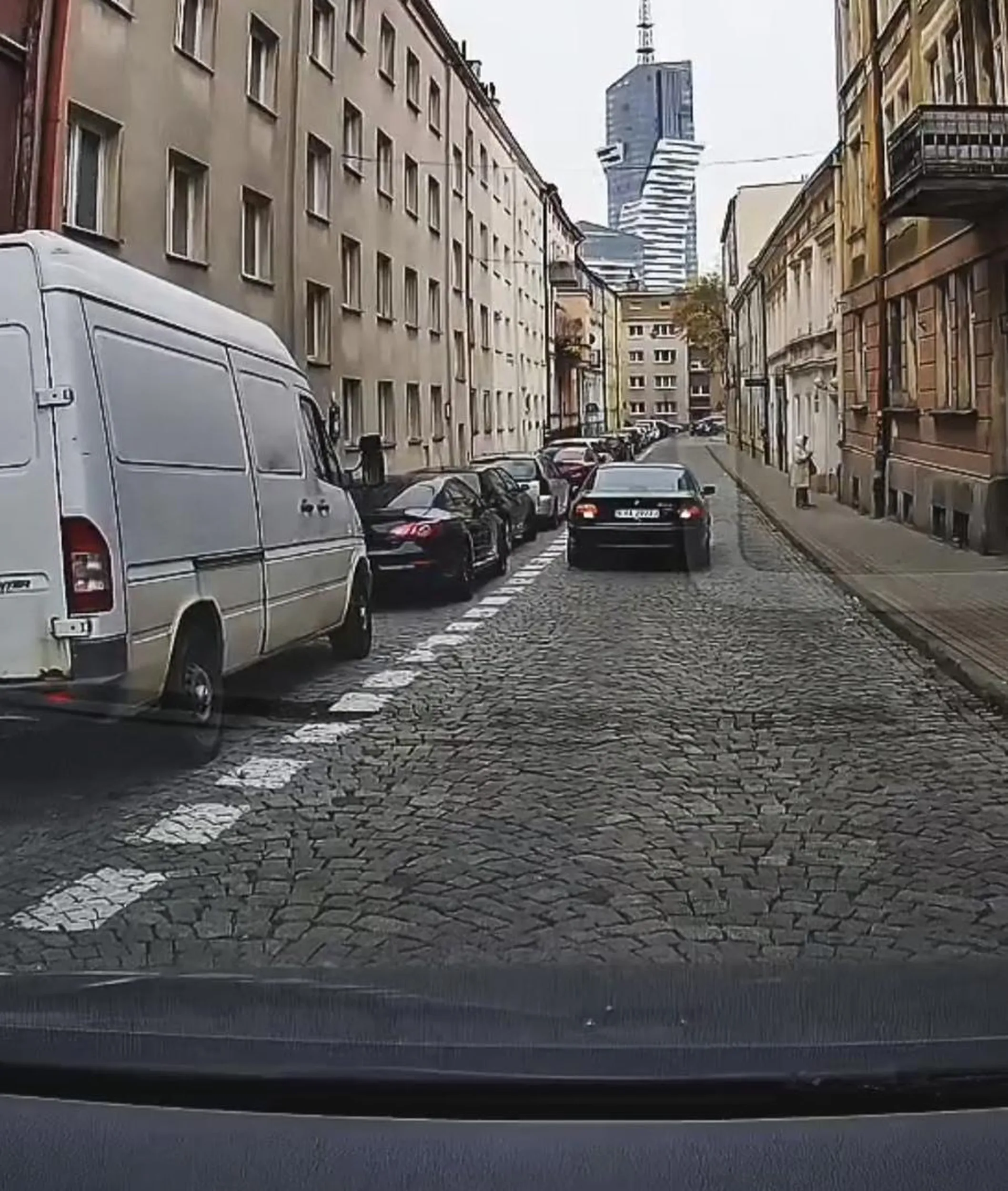 Znowu Kraków i znowu BMW... W zeszłym roku cwaniak cofając wbił mi się w chłodnicę (inna rejestracja, chłodnica do wymiany, maska do prostowania) a teraz ten artysta cofa na całej długości drogi jednokierunkowej bo "zapomniał" że minął wolne miejsce parkingowe. A jak ładnie macha żeby pozwolić mu cofać dalej! Super kierowcy w stolicy Małopolski.