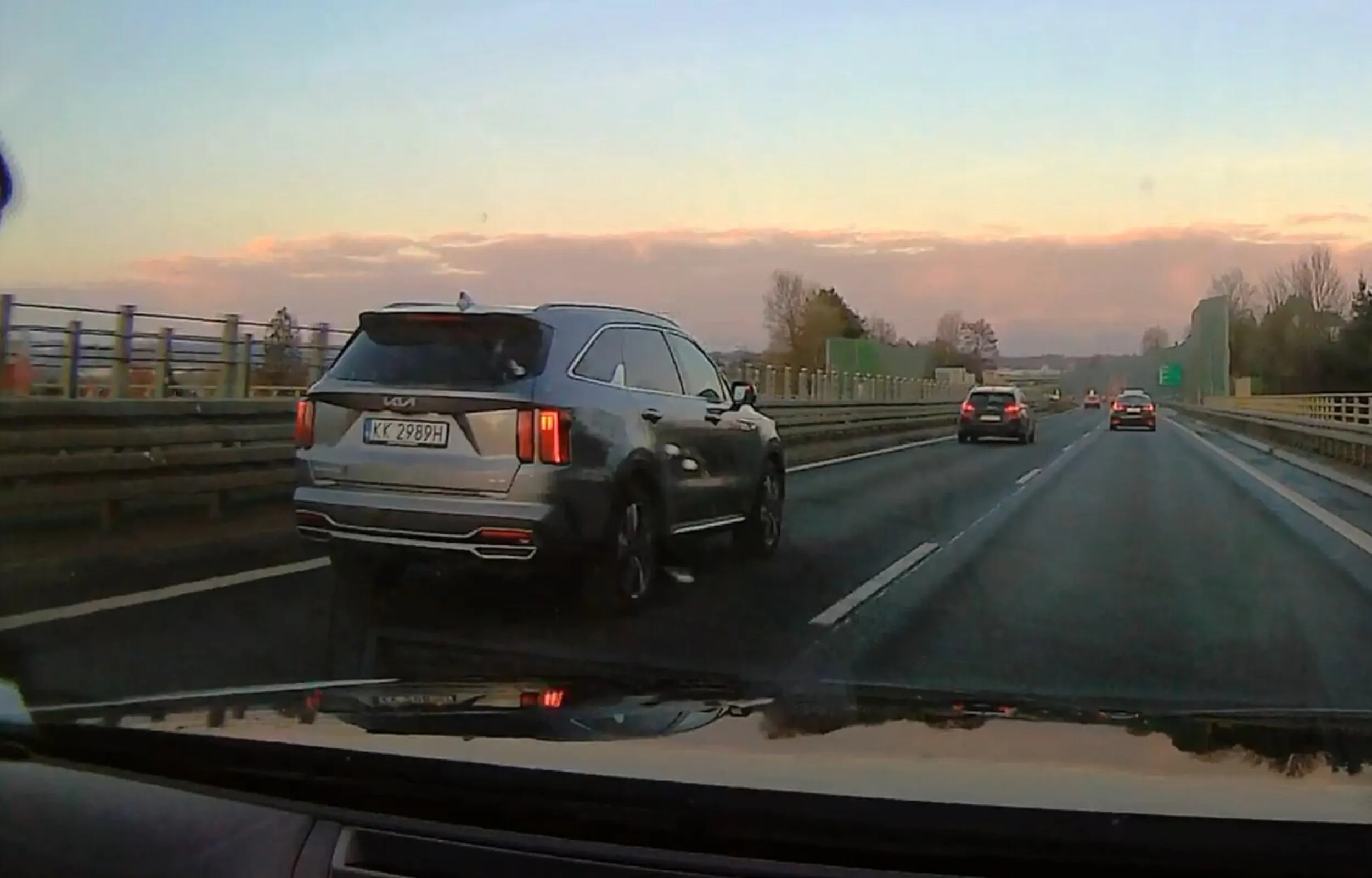 najpierw pierdoła wjeżdża prosto pod maskę (z prędkością dużo niższą niż ograniczenie), a potem trzyma się lewego pasa non stop