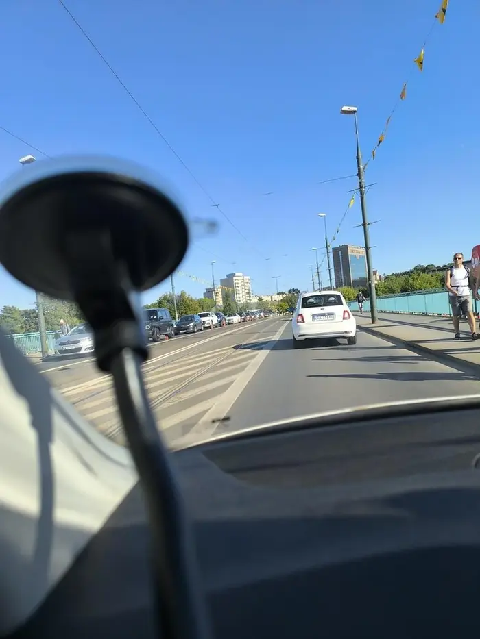 Pani kierowca jedzie bardzo wolno w sytuacji kiedy można jechać sprawnie nie jest do końca skupiona na samej jeździe widać że głowa jej ucieka na boki. A więc ta pani sztucznie spowalnia ruch