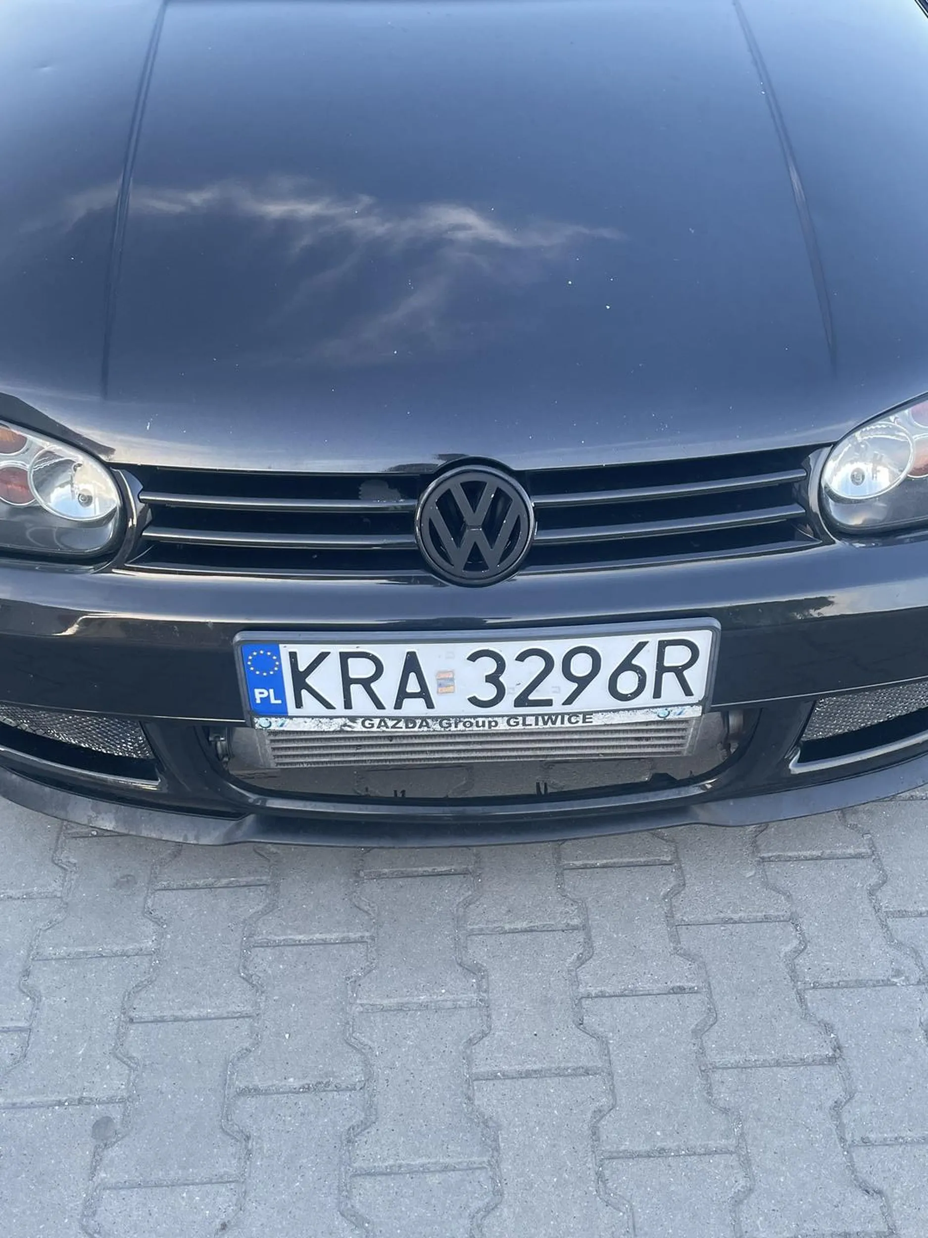 potrącił moją babcię na pasach, odjeżdżając krzyczał box stop, z tyłu siedział czarnoskóry prawdopodobnie imigrant.