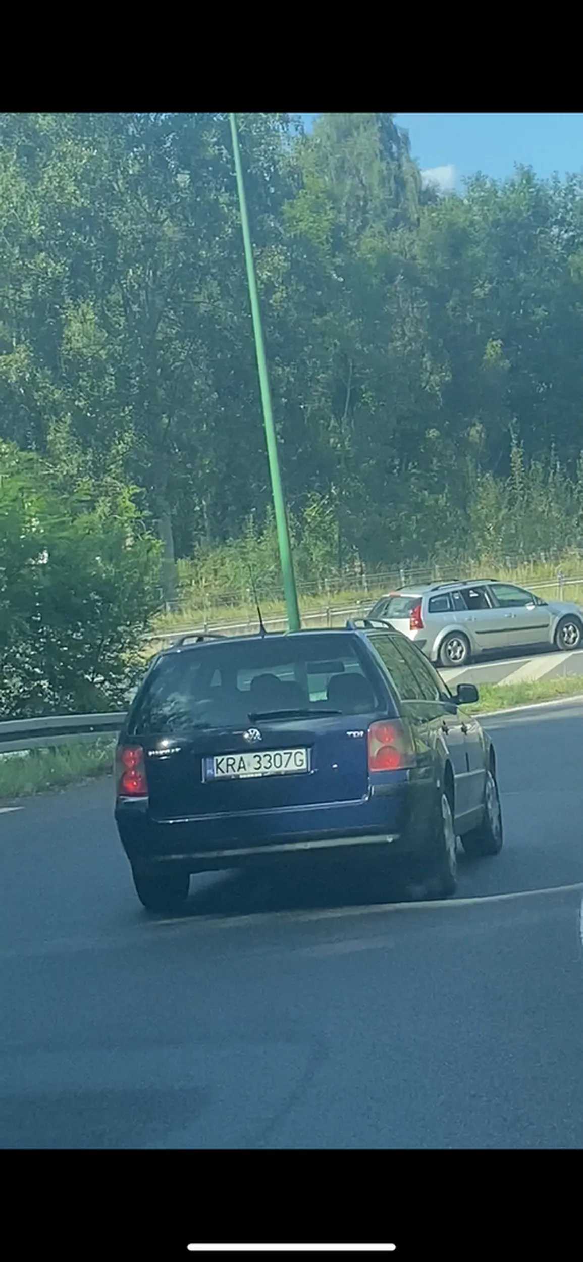 Kierowca zachowuje się bardzo chaotycznie na drodze, zajeżdża oraz hamuje inne auta na autostradzie. Chcąc jechać prosto zajechał mi drogę. Istny zabójca drogowy. UWAGA!!!!