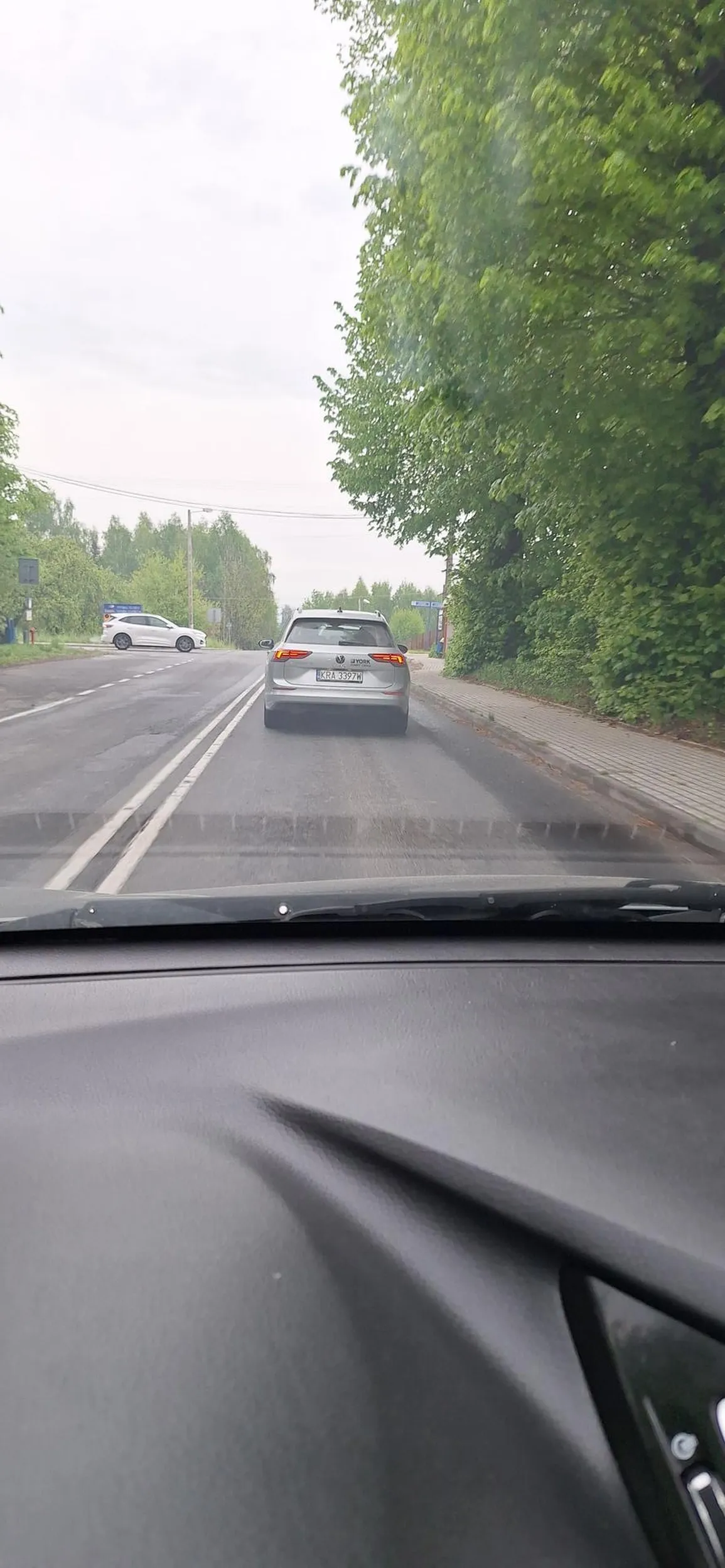 Uwaga na typa . Zajeżdża drogę. Za wszelką cenę musi wyprzedzić.