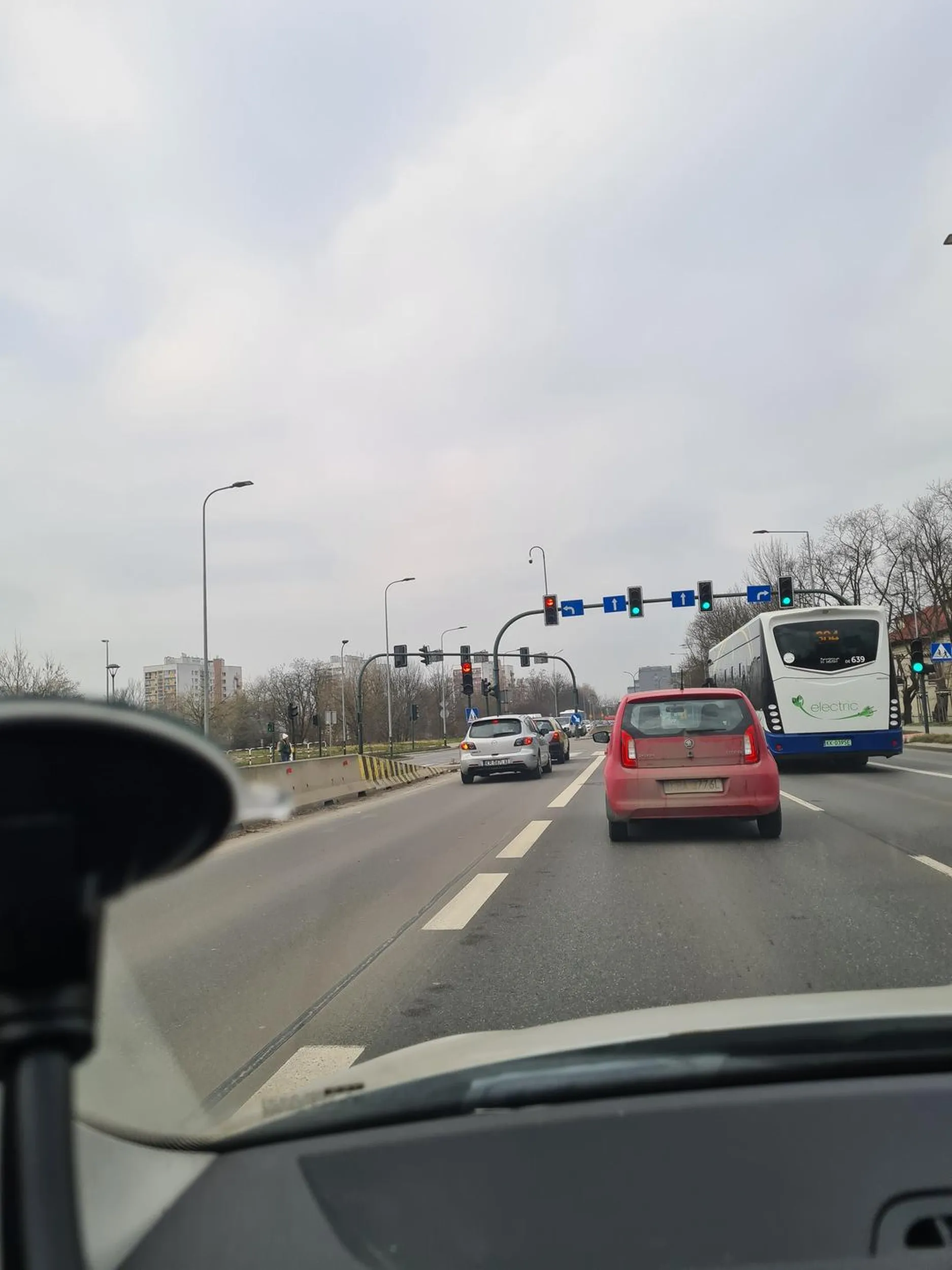 Kierowca baba wymusza pierwszeństwo