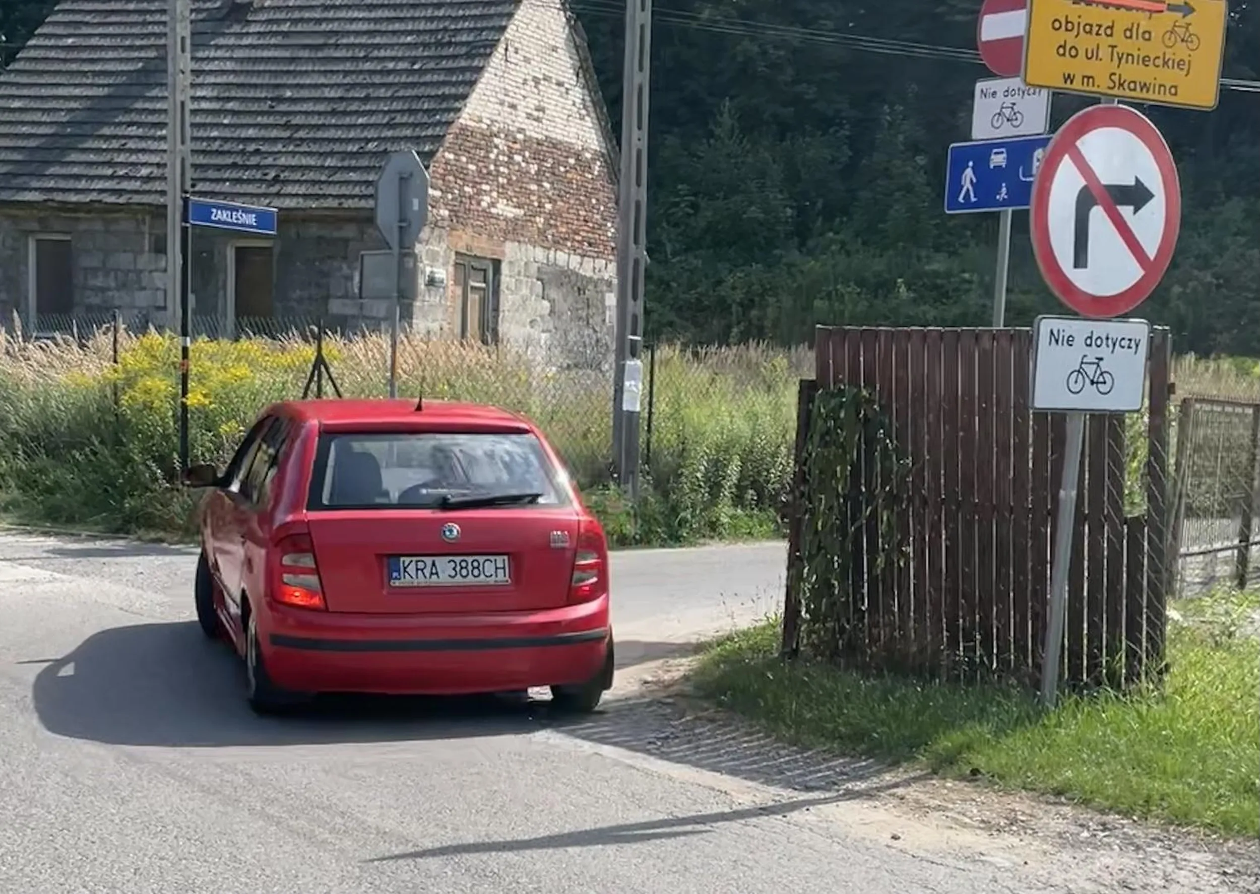 Kretyn jeżdżący pod prąd na drodze jednokierunkowej.