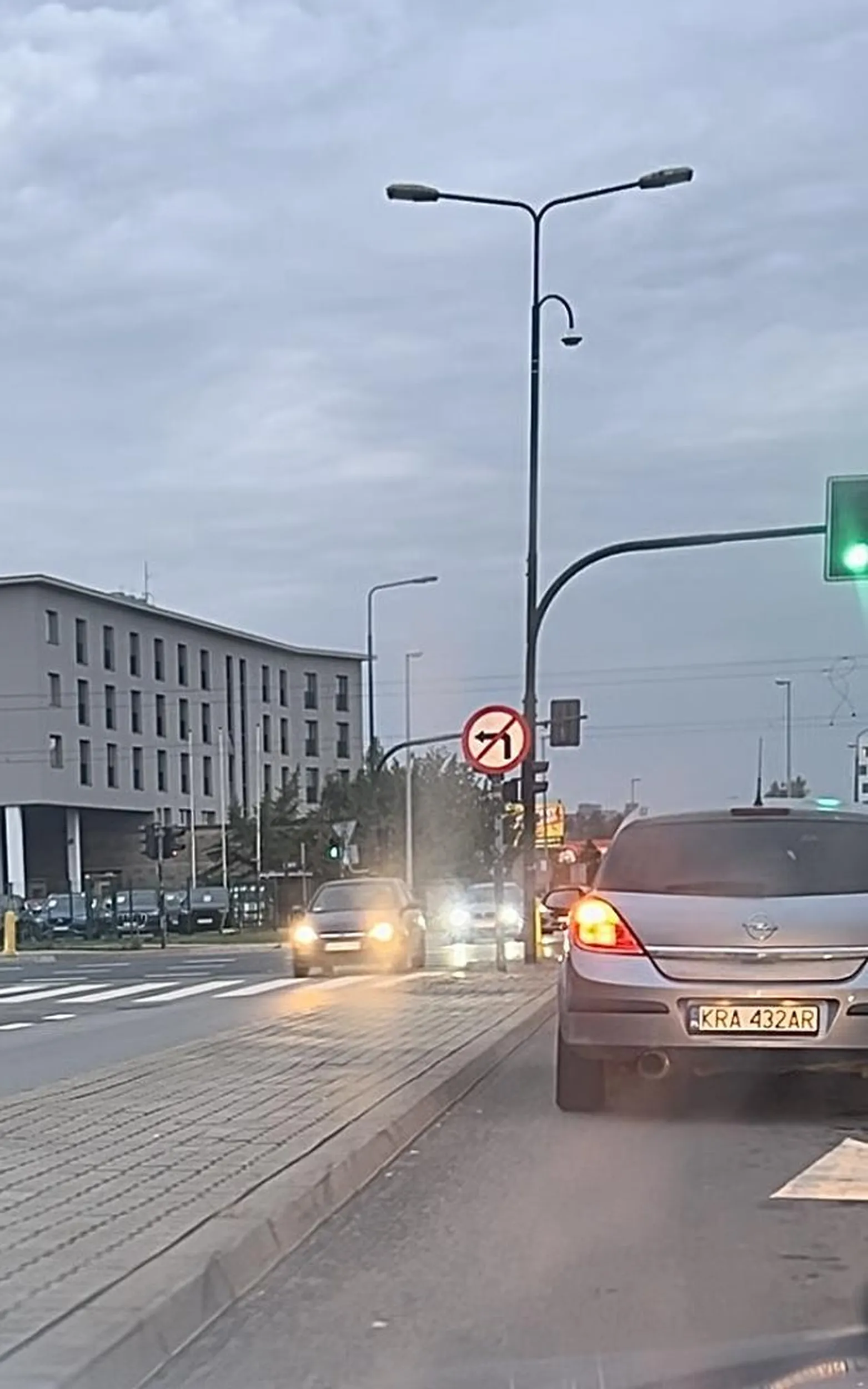 Gratuluje tupetu, głupia, kręcona blondynko.