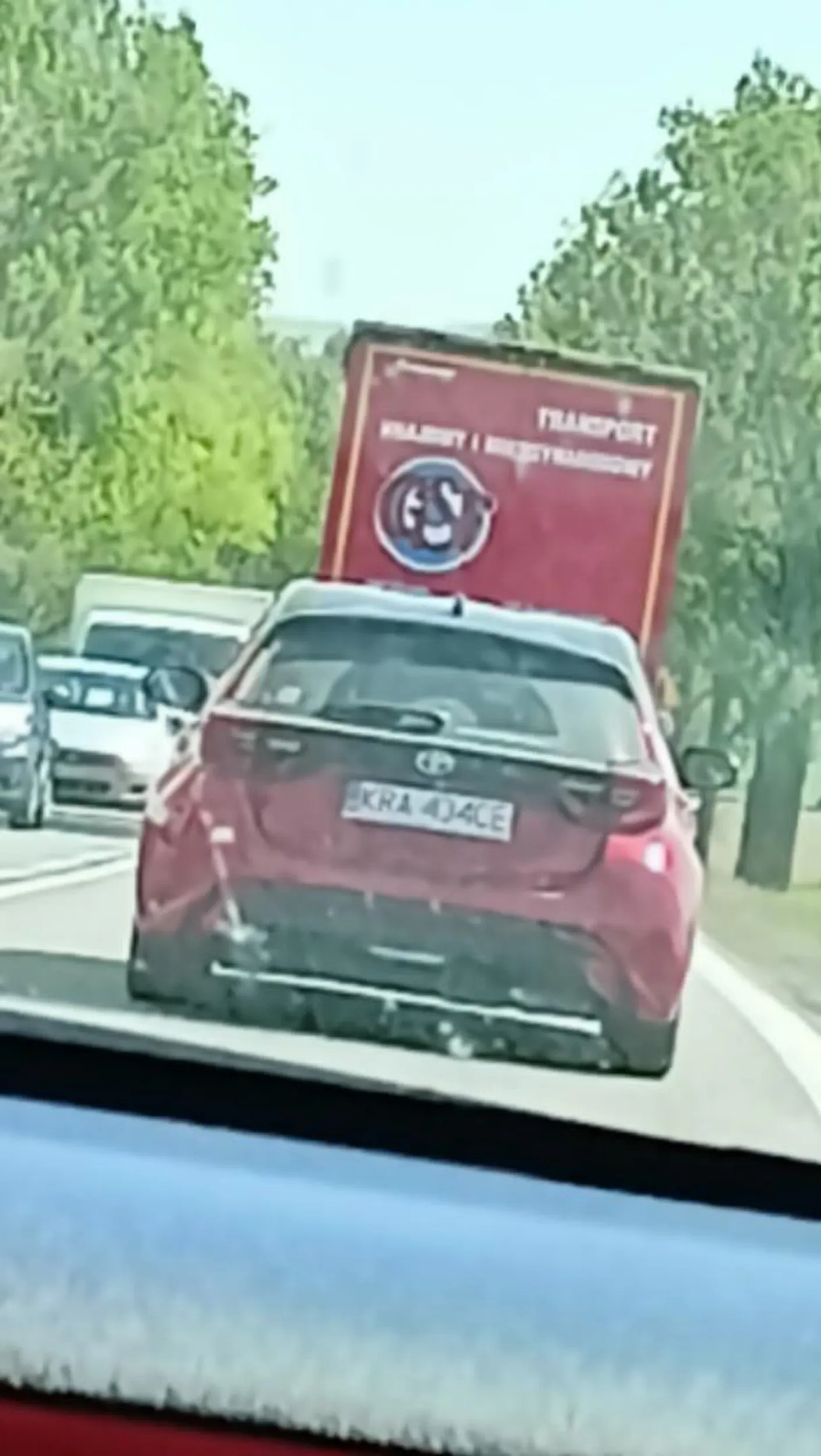 Kudowa-zdrój przy kaplicy czaszek. Człowiek, który chciał wyjechać z parkingu, miał dwa wyjazdy, ale nie. Musiał wyjechać z drugiej strony, przez co musieliśmy się cofnąć, to ważniak nie chciał cofnąć, które miał za sobą wyjazd. Okazało się, że skręcił w stronę na którym miał bliżej do wyjazdu, a wystarczyło się cofnąć. Potem jechaliśmy za nimi. Wyprzedzał dwa razy nas na ciągłej.