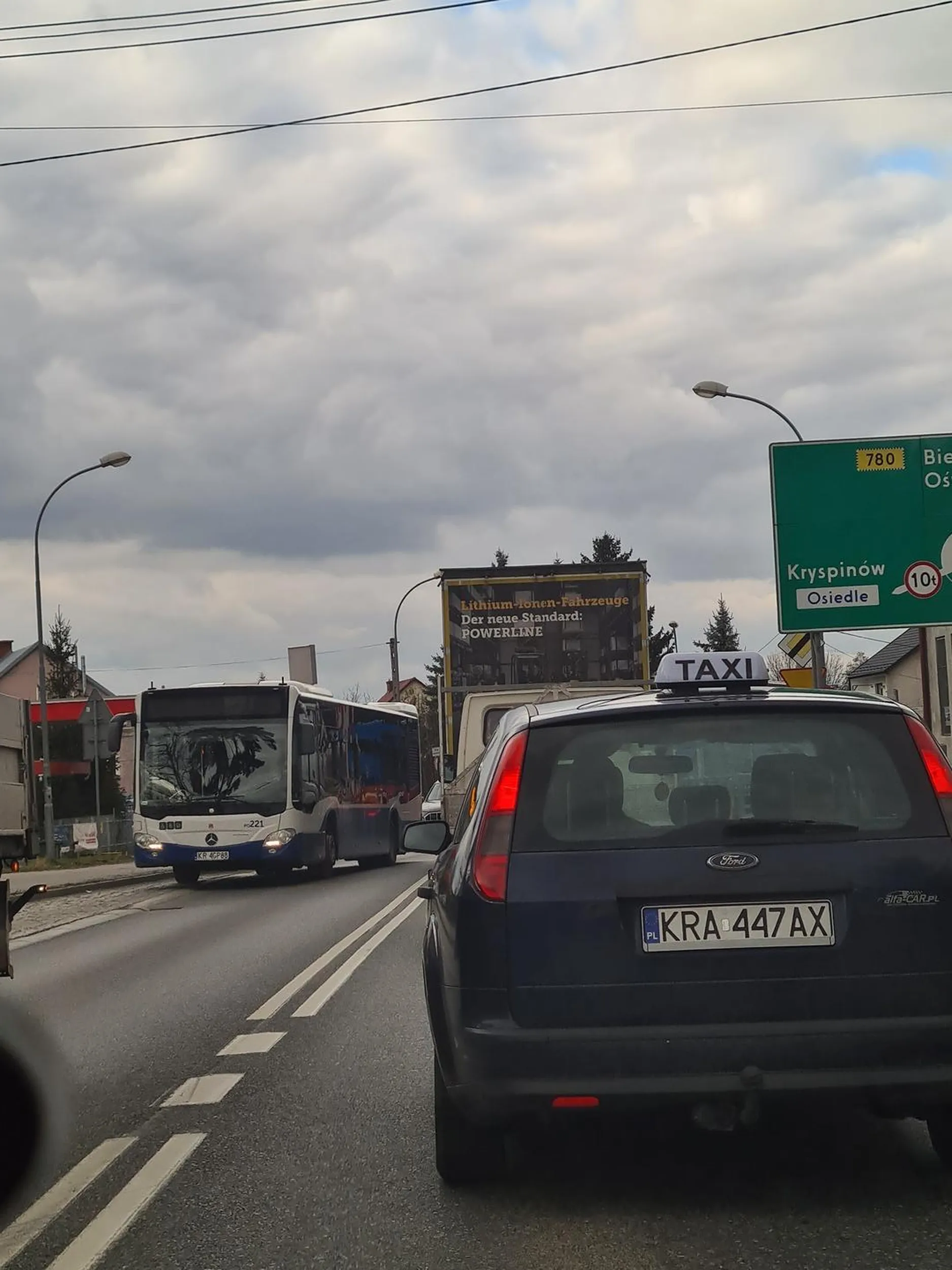 Kierowca jedzie niepewnie i spowalnia ruch niepotrzebnie