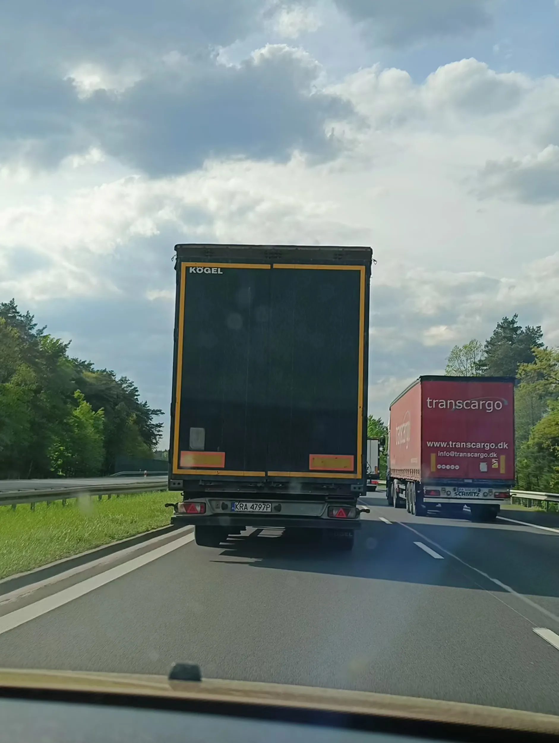 Mistrz lewego pasa, który postanawia przez 10min wyprzedzać inne tiry. Popatrz gnybie w lusterka, przez takich robią się korki.