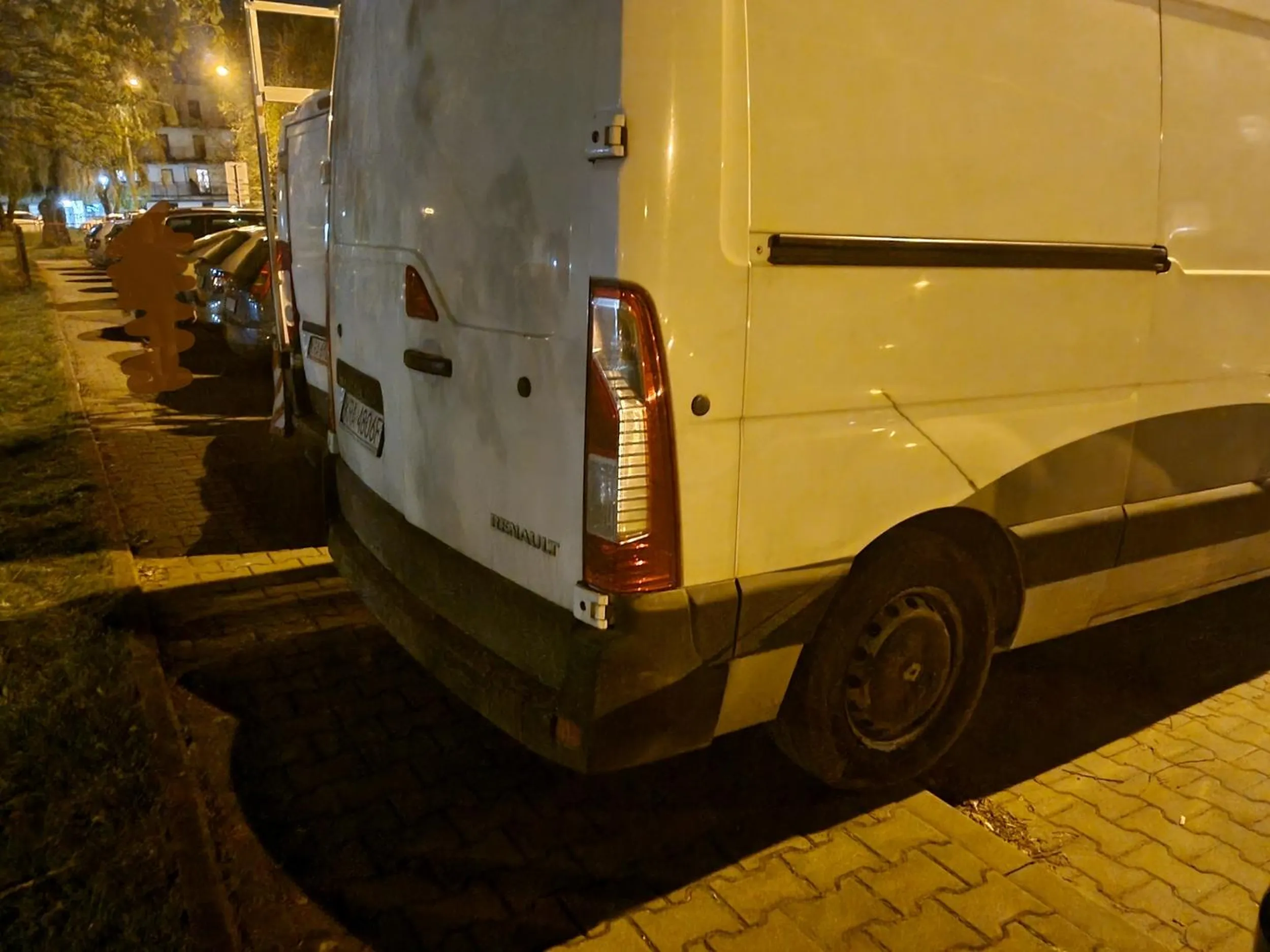Parking dla max 2,5 t, ciężkim autem zastawiając chodnik dla pieszych. Zgloszone na straż miejską.