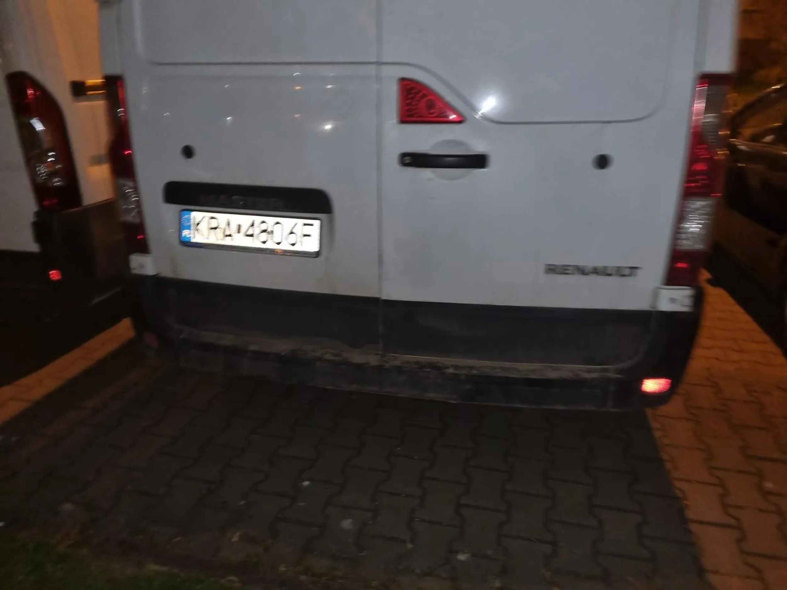 Parking dla max 2,5 t, ciężkim autem zastawiając chodnik dla pieszych. Zgloszone na straż miejską.