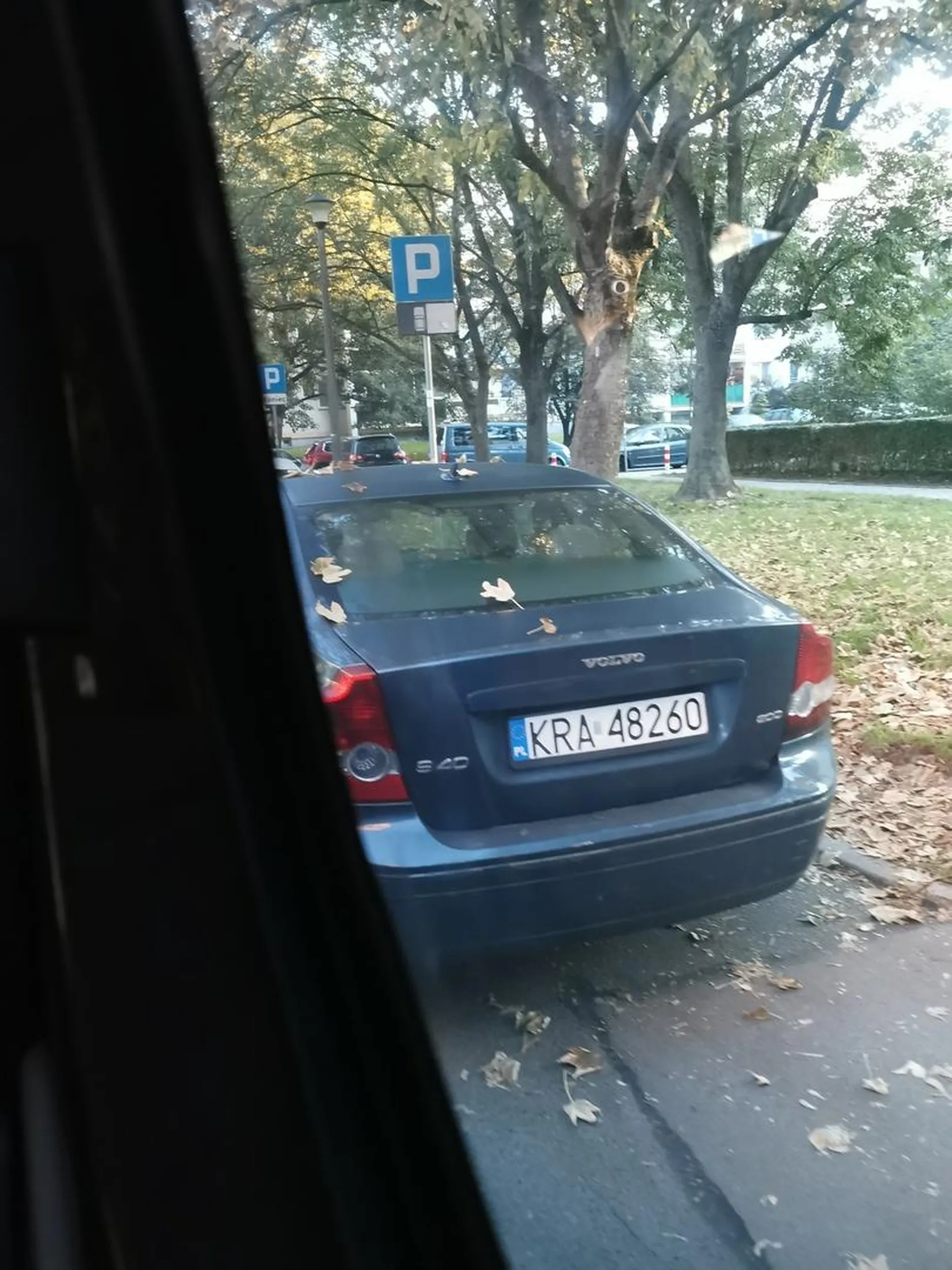 Tyle miejsca na przejazd zostawione, że 9 osobowe auto ledwo się zmieściło