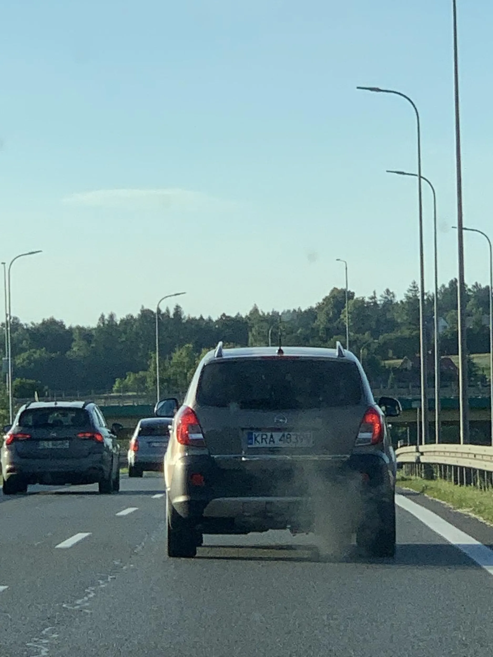 Niebezpiecznie prowadzi pojazd, nagle zmienia pas ruchu bez użycia kierunkowskazu. Za każdym razem podczas przyspieszania pozostawia po sobie smugę czarnego dymu. Generalnie wrak.