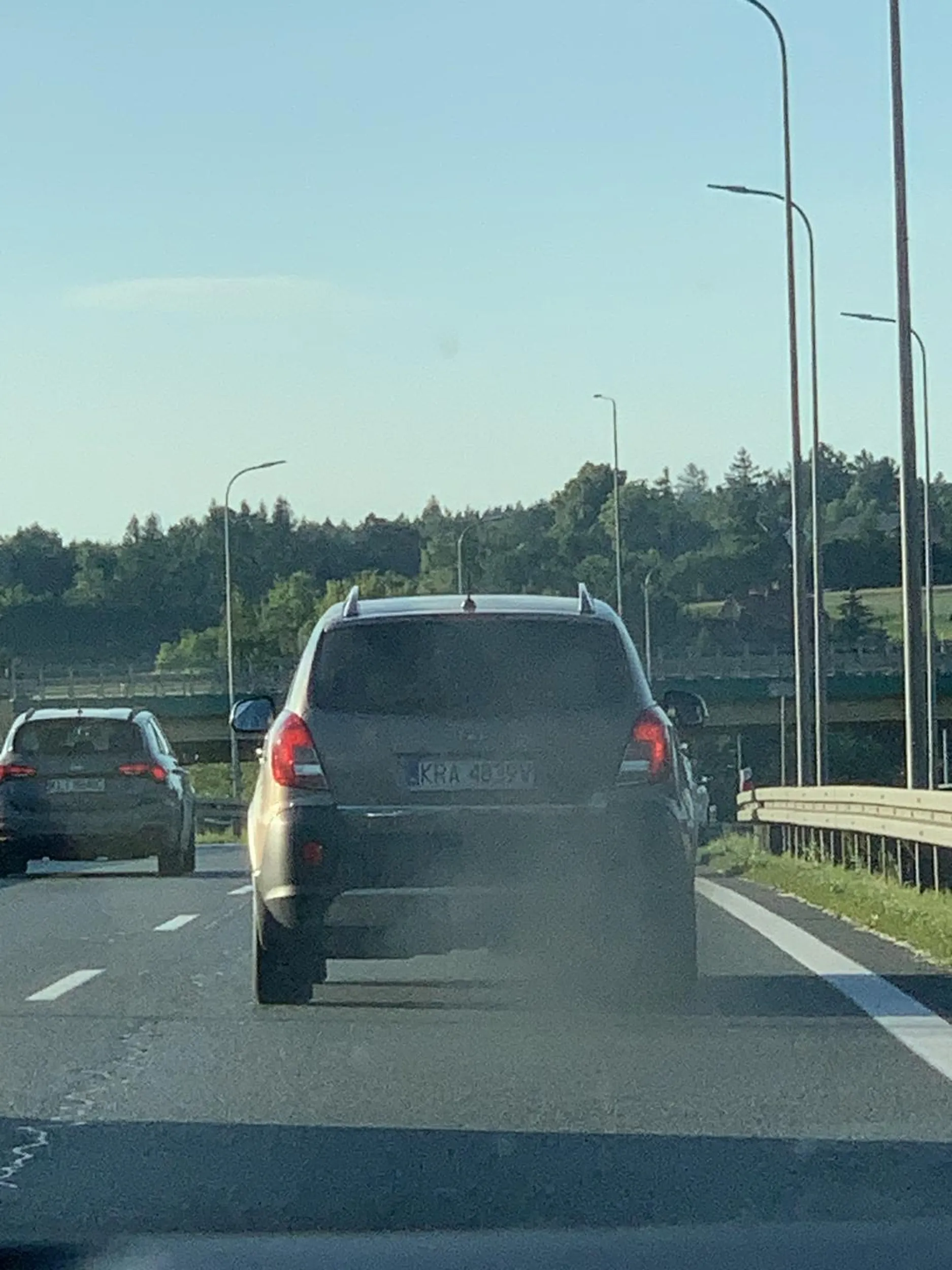 Niebezpiecznie prowadzi pojazd, nagle zmienia pas ruchu bez użycia kierunkowskazu. Za każdym razem podczas przyspieszania pozostawia po sobie smugę czarnego dymu. Generalnie wrak.