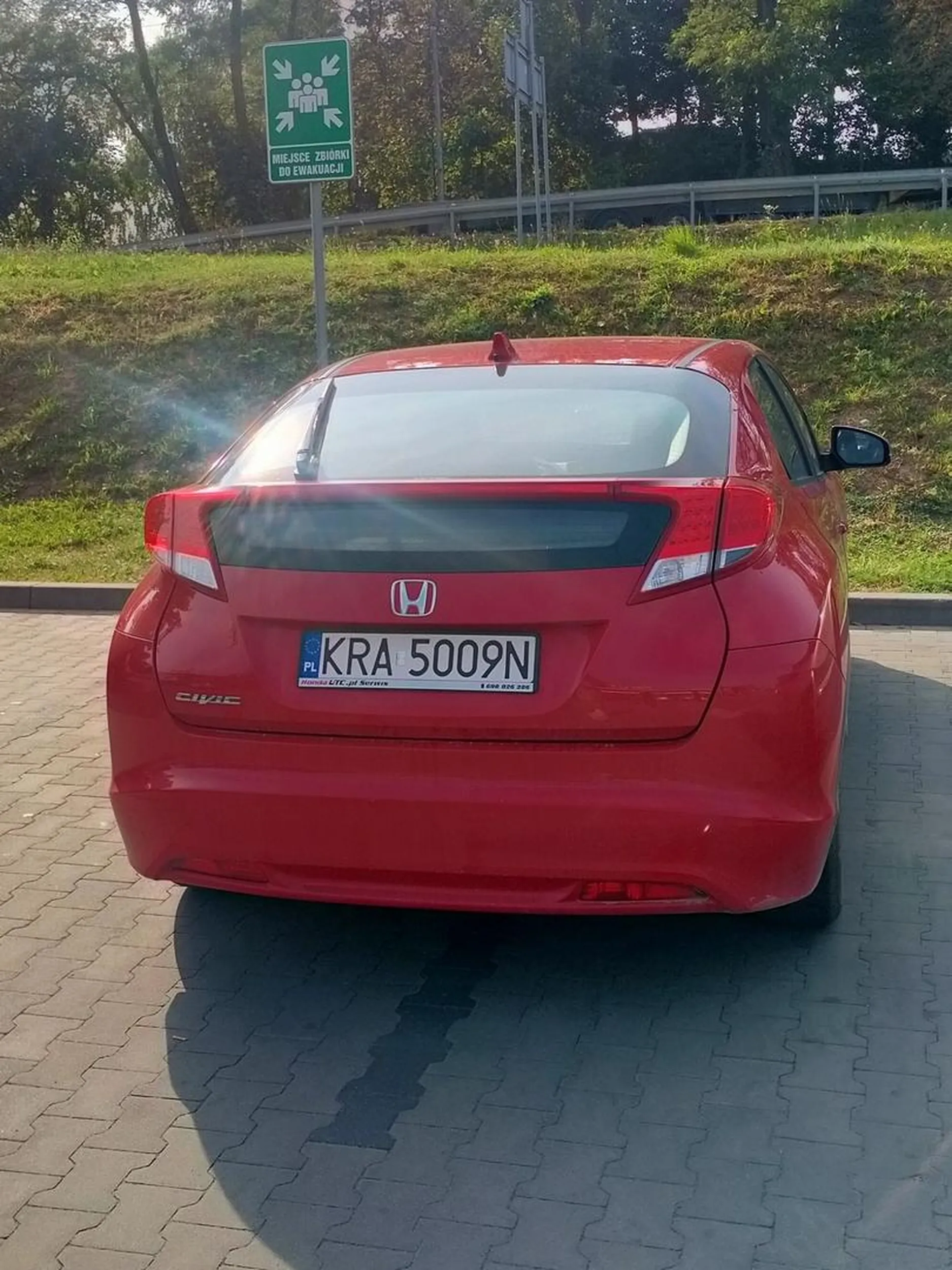 Parkuje Na dwóch Miejscach Parkingowych