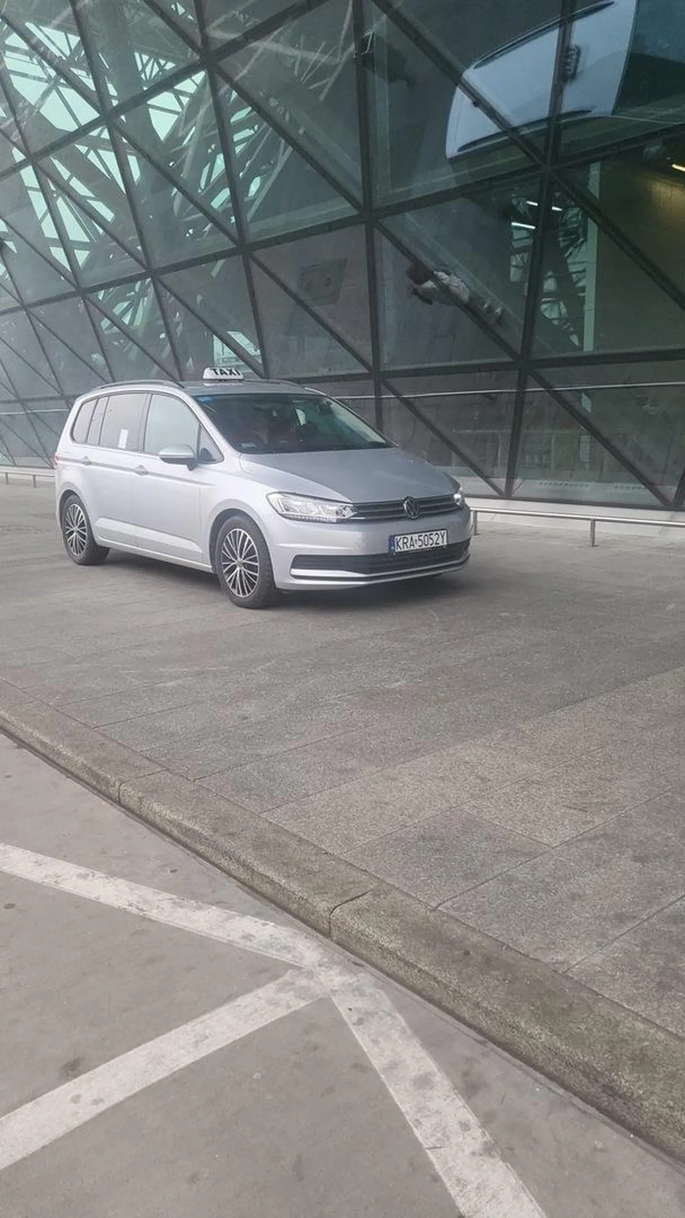 Kierowca stwarza zagrożenie w ruchu lądowym, wjeżdżając pod prąd oraz jeżdżąc po chodniku wzdłuż terminala lotniska w Balicach. Oraz ucieka od odpowiedzialności