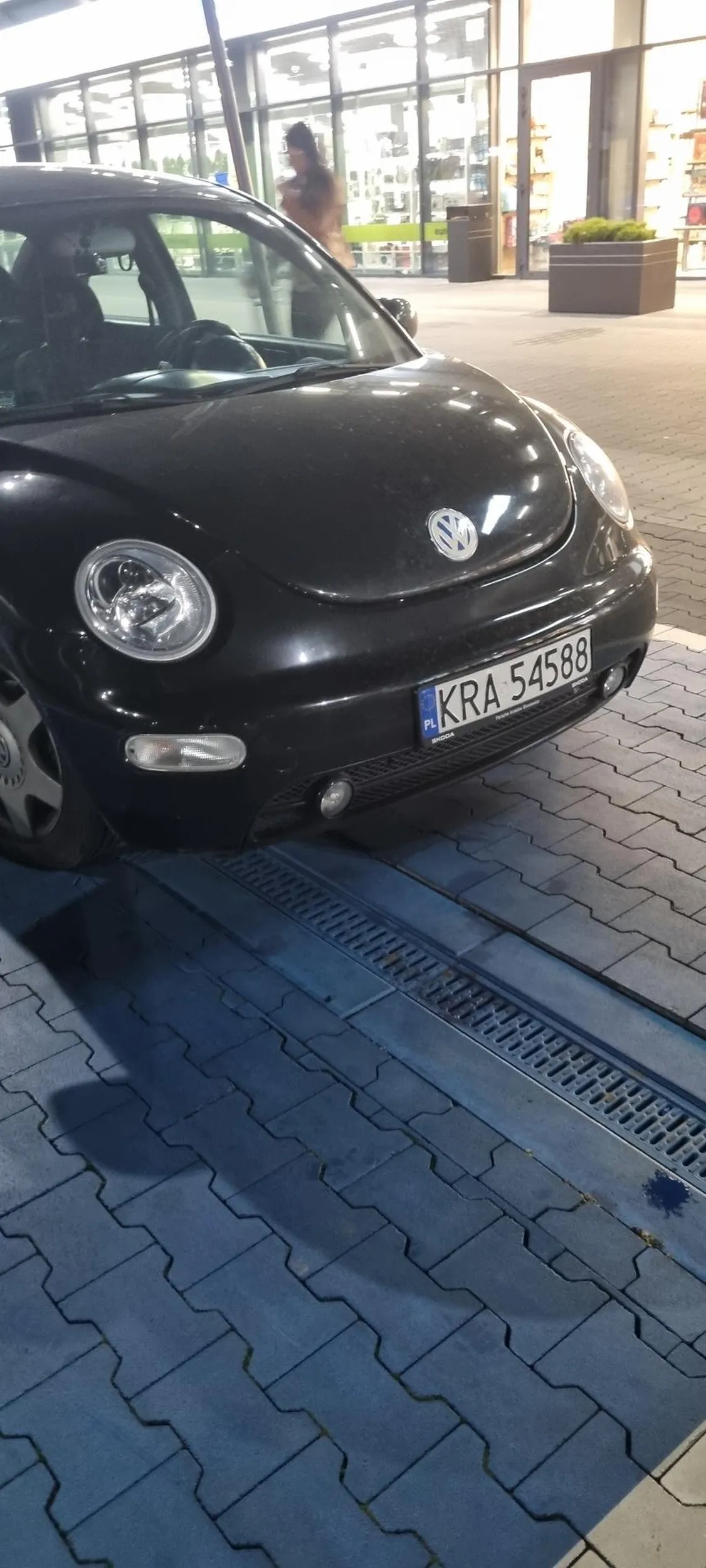 Paniusia parkuje na miejscach dla rodzin z dziecmi choc przyjezdza sama