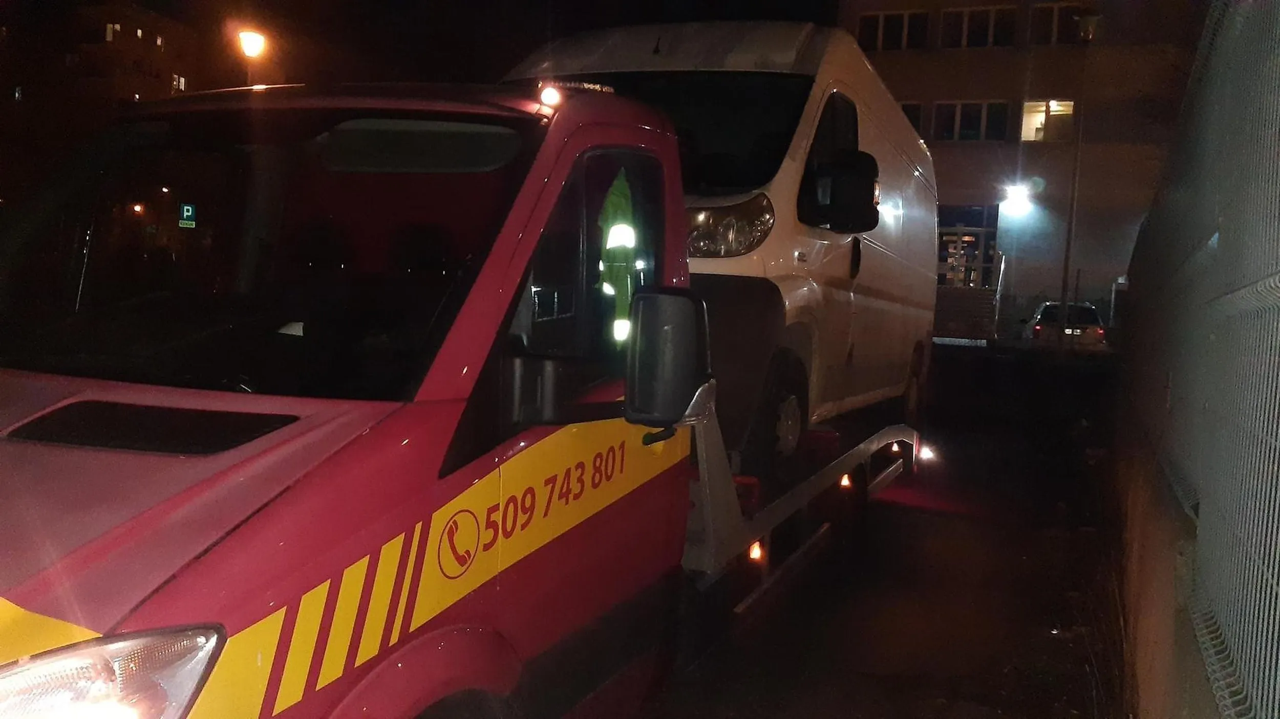 Ten kto będzie kupował ten samochód niech będzie świadomy ze był przeładowywany wiele razy a właściciel chwali się transportem przyczepy D-46 (3t), Ducato (2t) czy ciągniki rolnicze (c330 i c360)