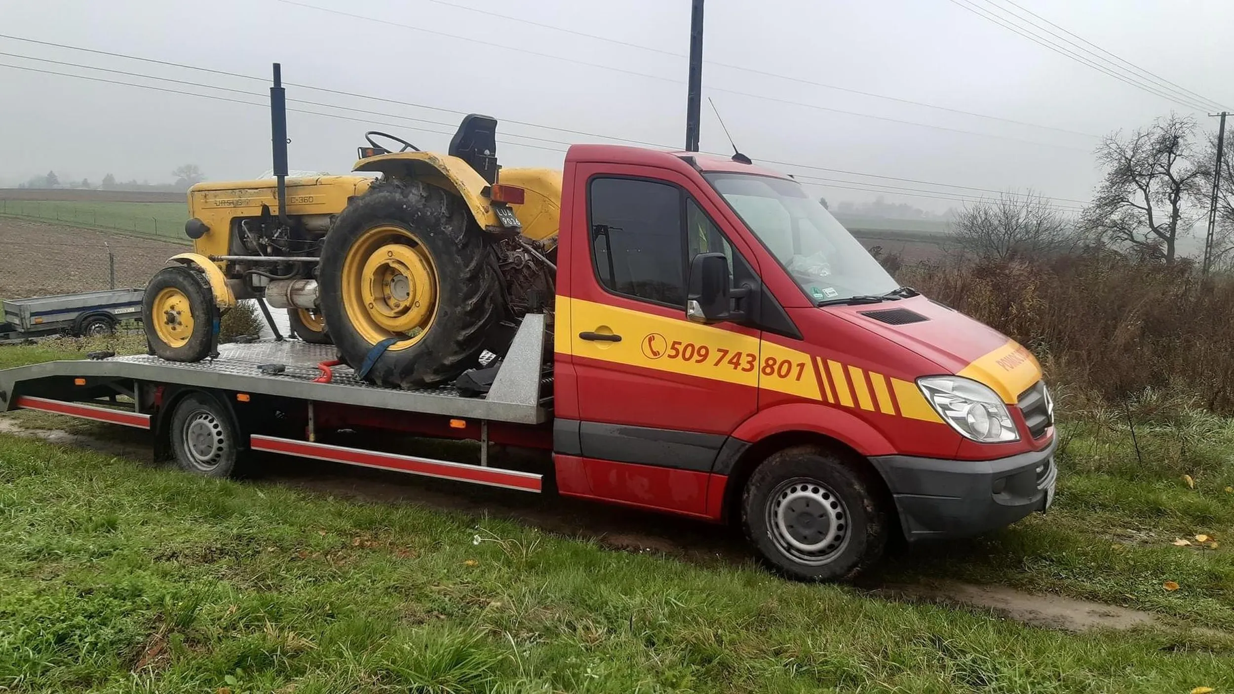 Ten kto będzie kupował ten samochód niech będzie świadomy ze był przeładowywany wiele razy a właściciel chwali się transportem przyczepy D-46 (3t), Ducato (2t) czy ciągniki rolnicze (c330 i c360)