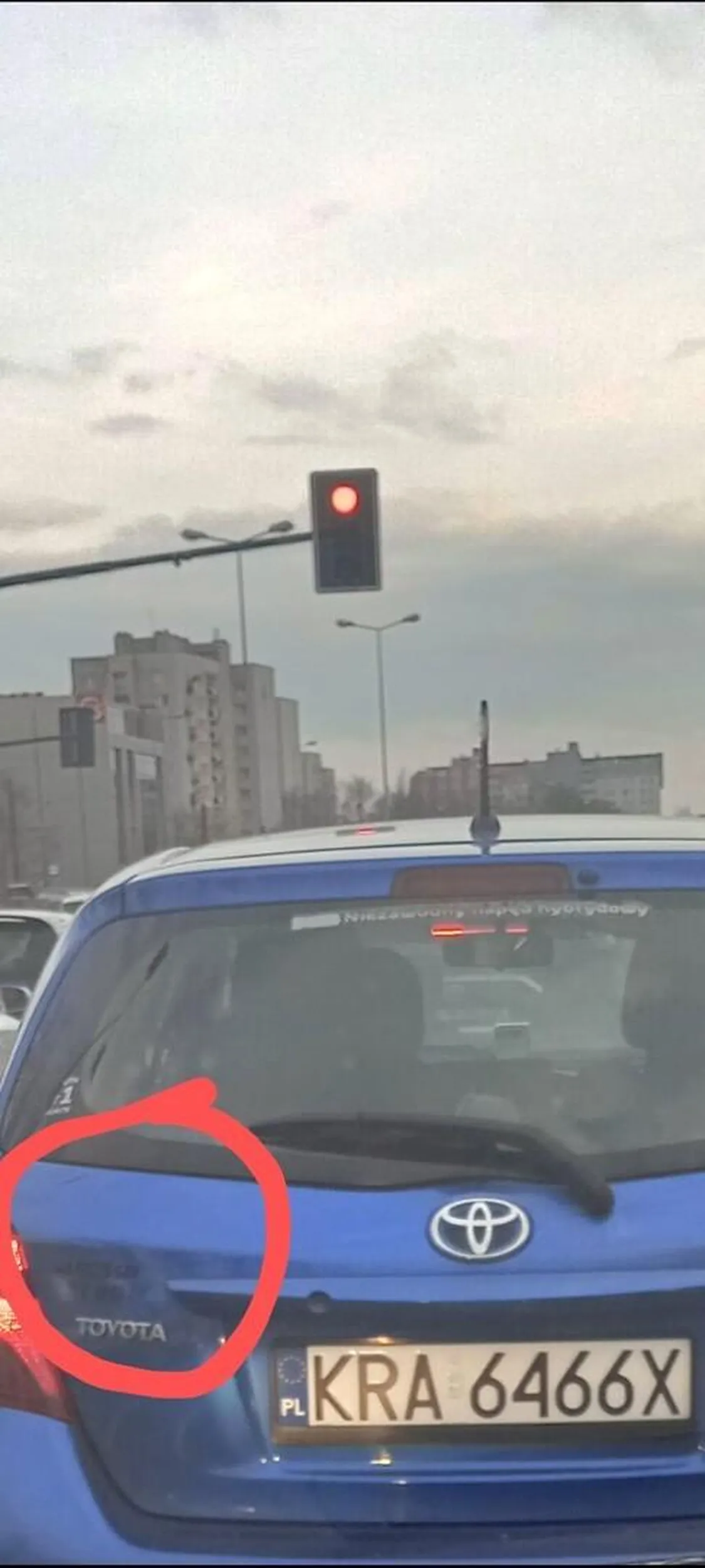 Napis na samochodzie  "najszybszy we wsi", to naprawdę najwyższa forma wieśniactwa. Kierowca, pani blondynka z fryzurą z lat 70 idealnie się wpisuje w ten obraz.