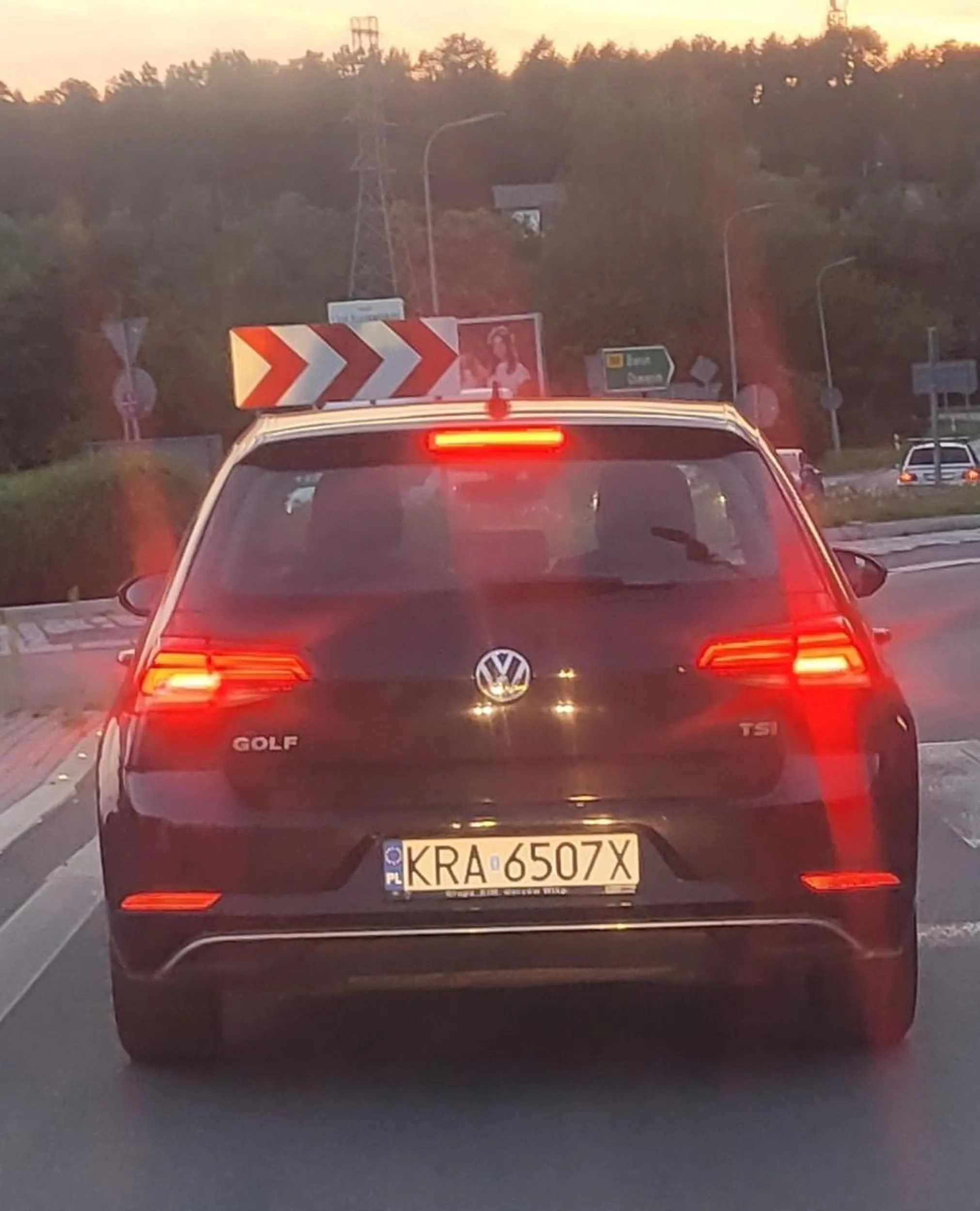 Kierowca hamuje niemal do zera na prostej drodze próbując wymusić odszkodowanie, nagranie poleci na policję