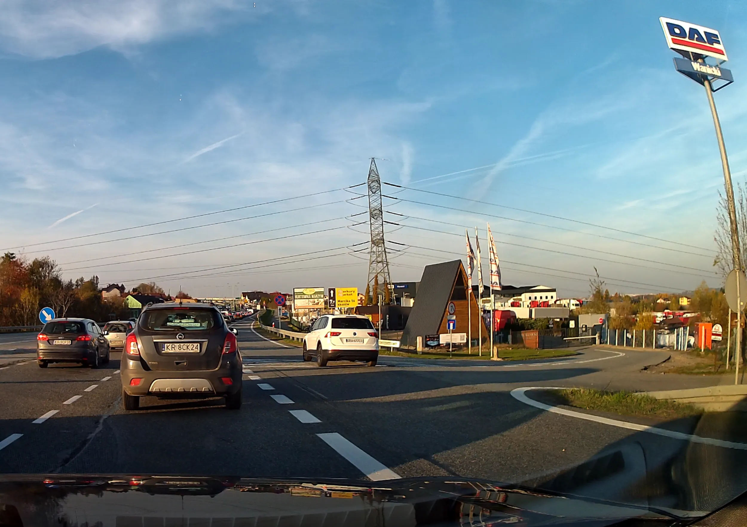 Chyba przez przypadek zapomniał skręcić wprawo. Myślę, że korek nie ma z tym nic wspólnego.