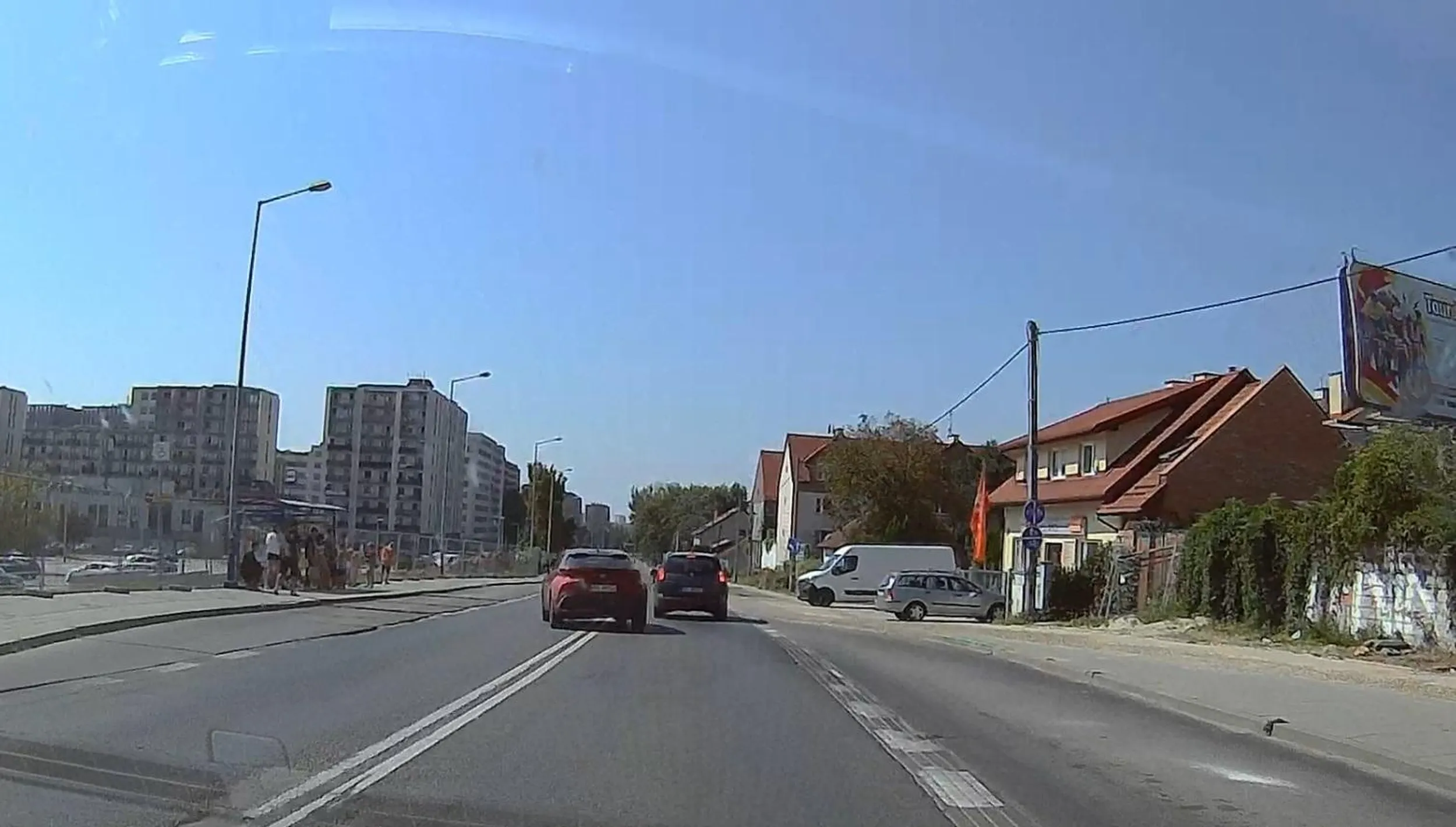 Kierowca na podwójnej ciągłej 2-krotnie wyprzedza na ul. Dobrego Pasterza w Krakowie a kawałek dalej wyprzedza rowerzystę na samym przejściu dla pieszych. Zero w ogóle jakiegokolwiek pomyślunku.