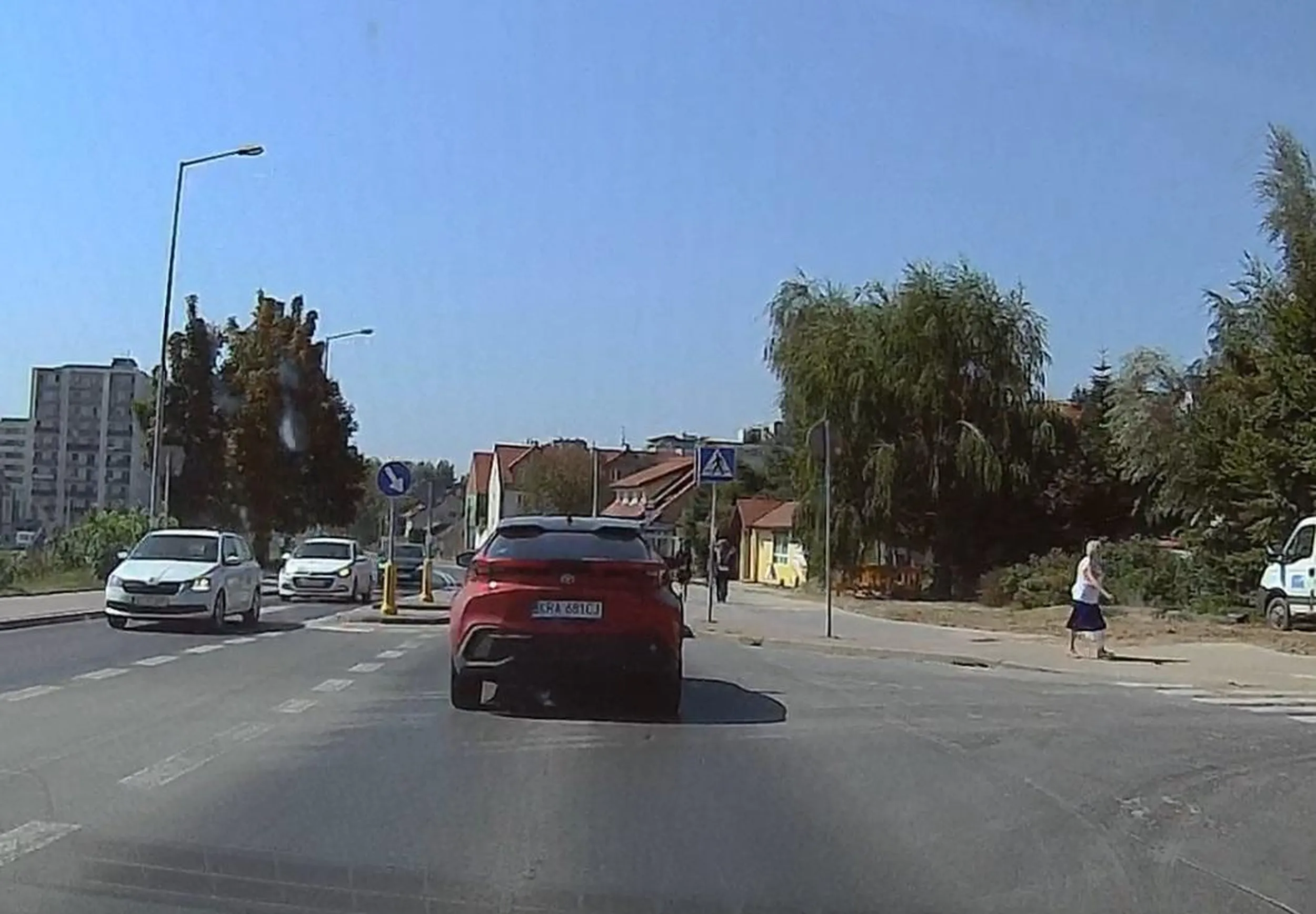 Kierowca na podwójnej ciągłej 2-krotnie wyprzedza na ul. Dobrego Pasterza w Krakowie a kawałek dalej wyprzedza rowerzystę na samym przejściu dla pieszych. Zero w ogóle jakiegokolwiek pomyślunku.