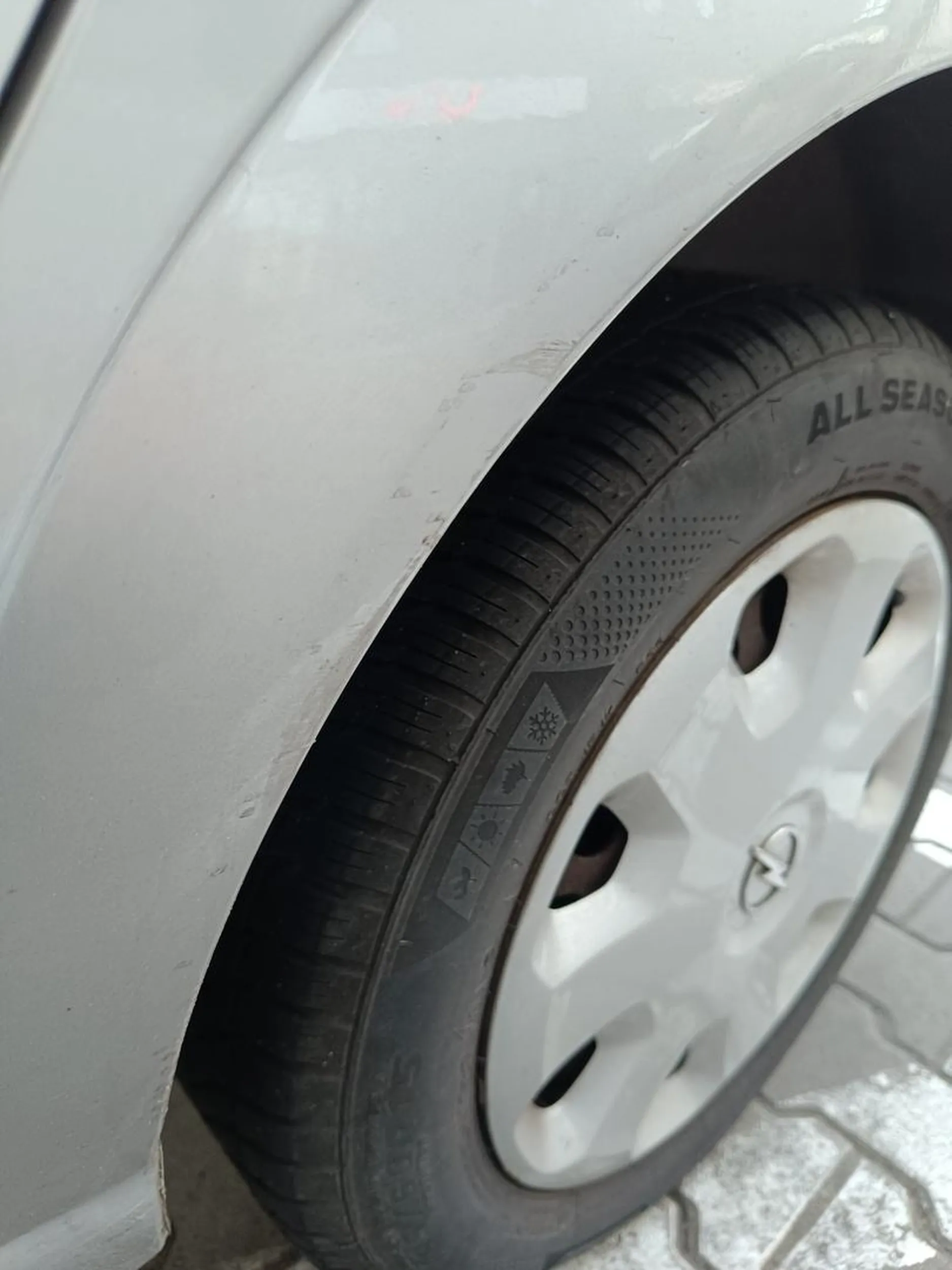 Uderzyła i zostawiła pamiątkę. Na szczęście jest nagranie z monitoringu tak więc sprawa trafia do WRD Warszawa.