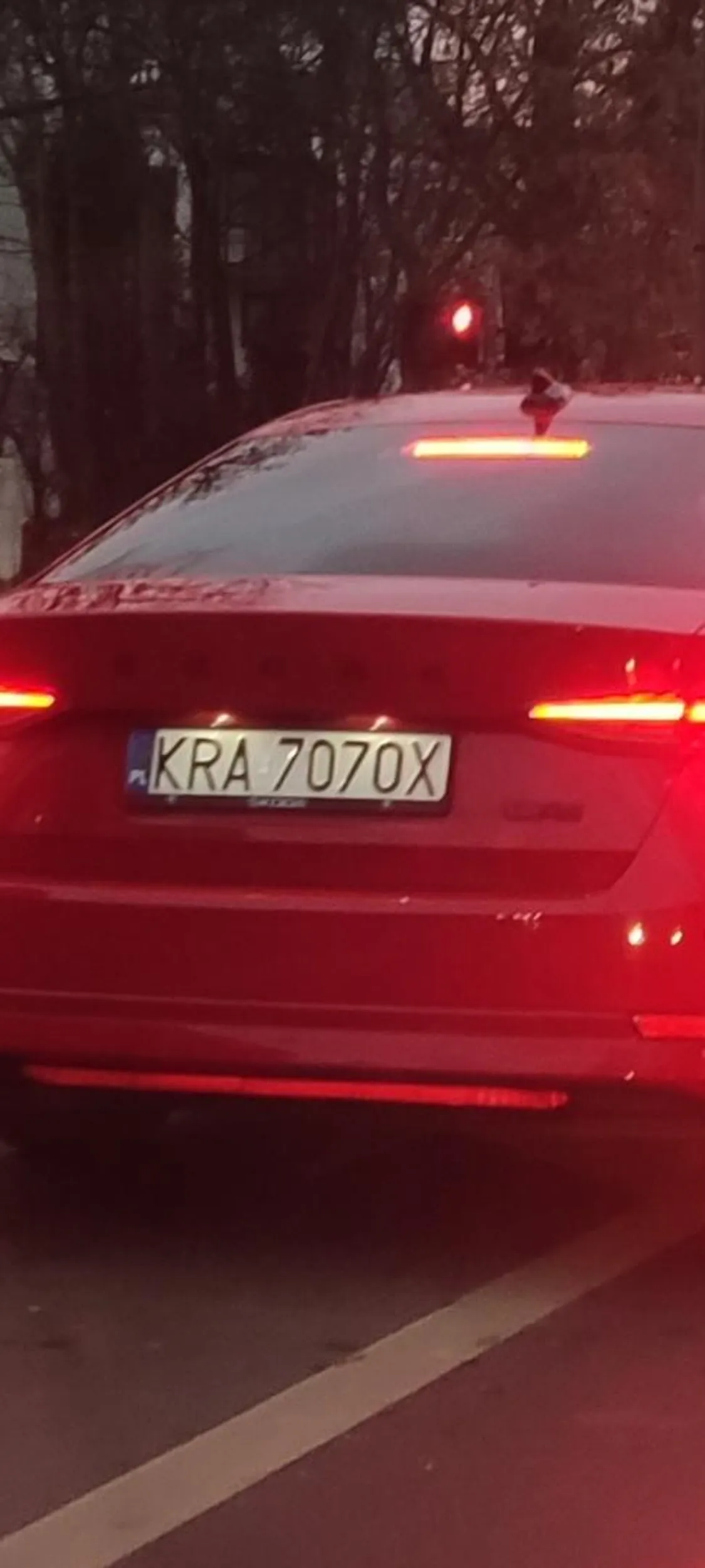 Gość zjeżdża drogę, prawie potrąca pieszą na jej zielonym. Na kolejnym skrzyżowaniu nie ustępuje pierwszeństwa samochodom jadącym z przeciwka przy manewrze skręcania w lewo. Ciekawe dlaczego mój poprzedni komentarz został usunięty.