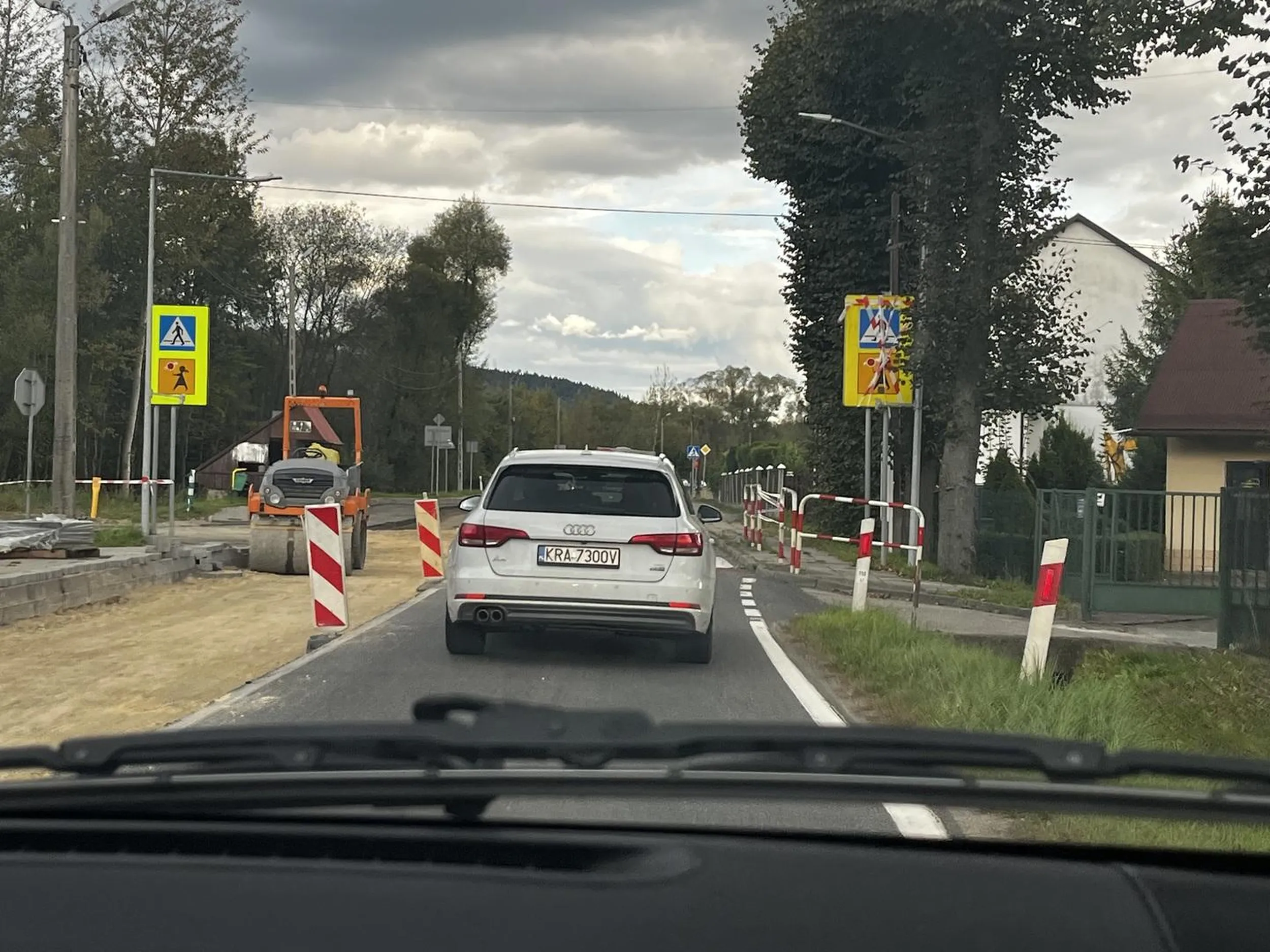 Zjeb zasrany, patrzy na telefon na światłach, światło zielone a ten dalej stoi.