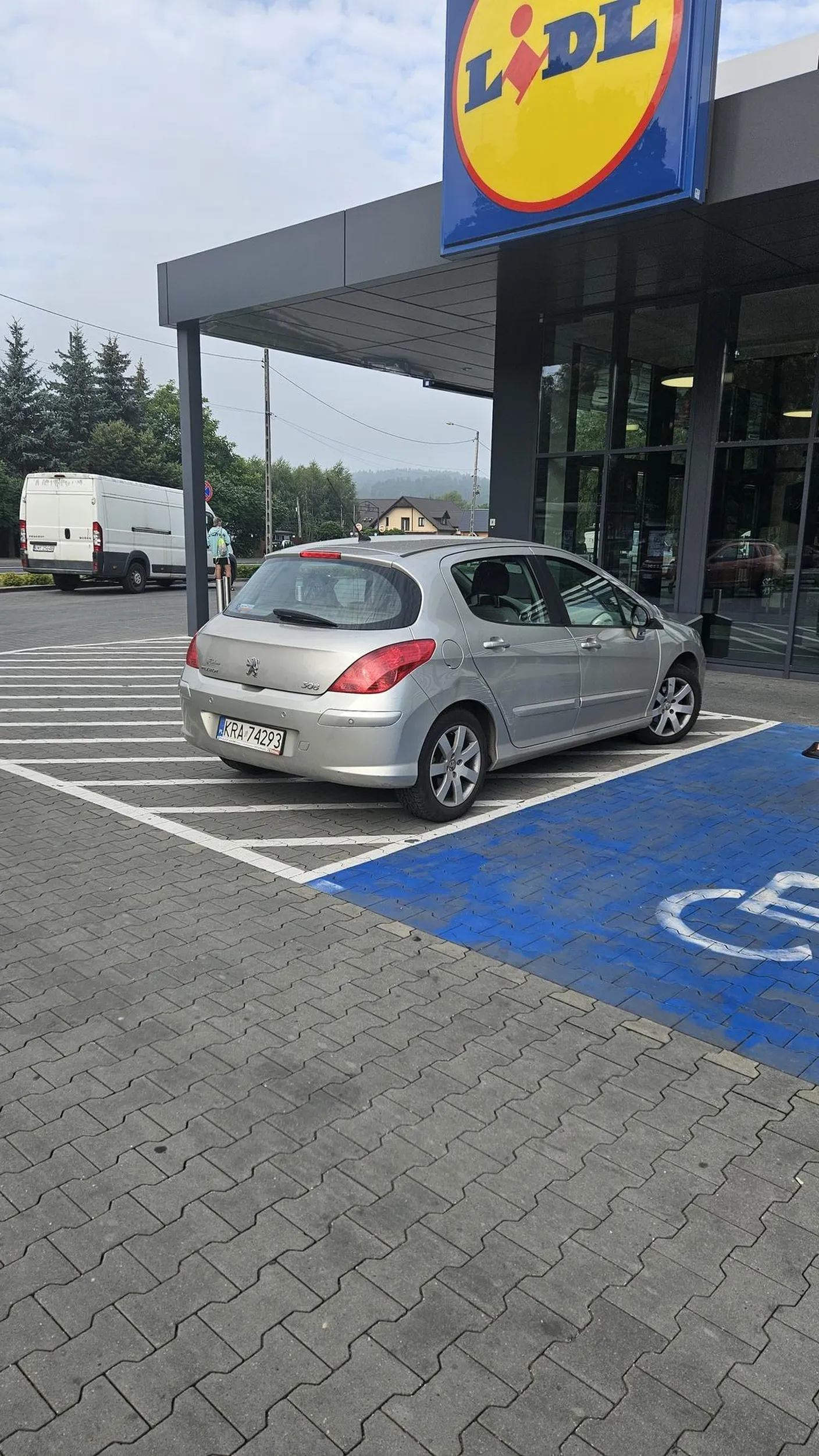 Rano parking pusty, nie ma problemu z miejscem ale znajdzie sie jegomość chory umysłowo i stanie tak, żeby nie miał za daleko do drzwi...