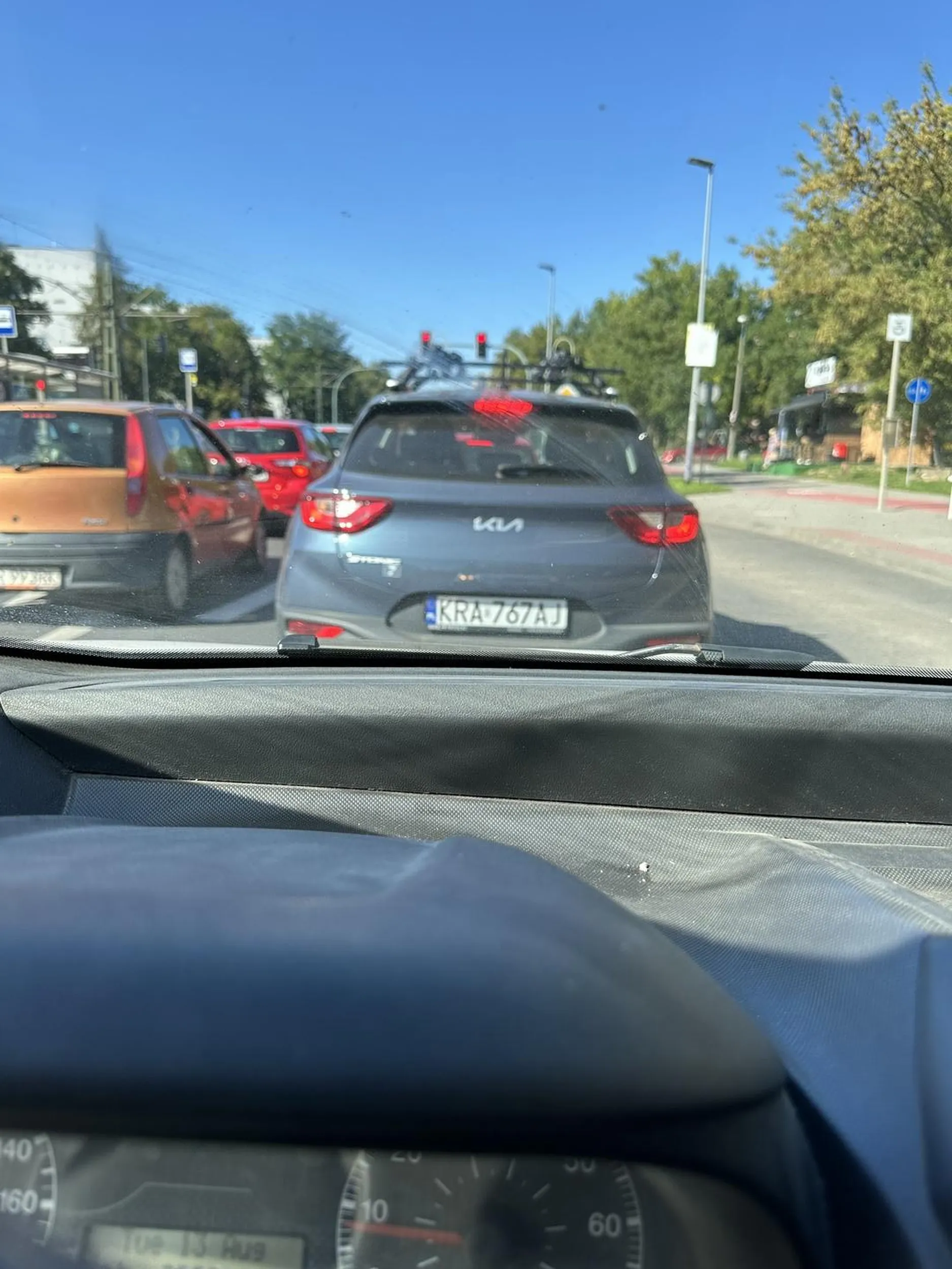 Przejazd przez ciągła linie i wymuszenie pierwszeństwa. Jeszcze żeby gdyby była choć trochę ładna to bym nic nie mówił…