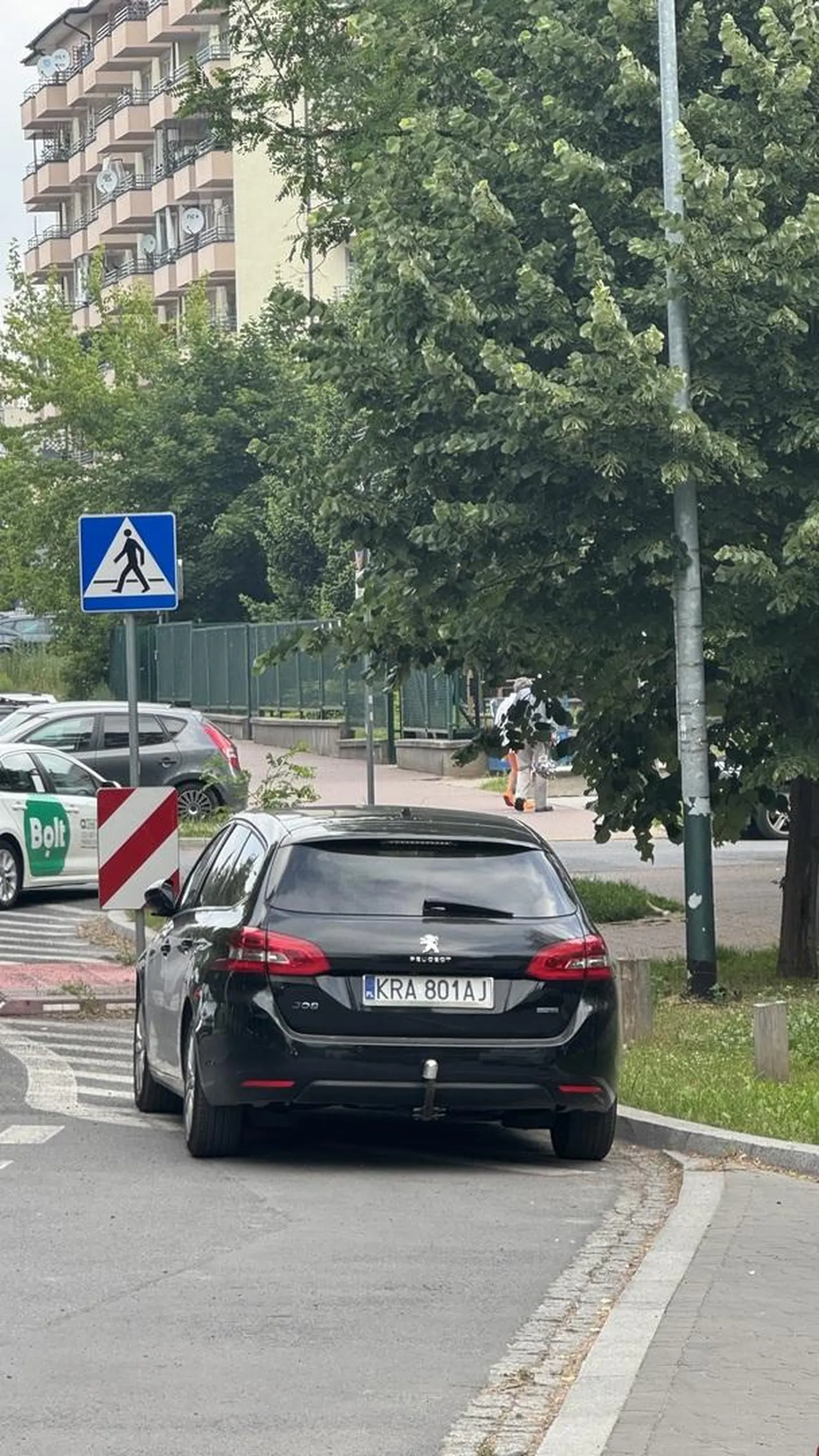 Pani ma w nosie przepisy i parkuje tuż przed przejściem dla pieszych na znaku P-21 chociaż przy szpitalu ma wielki parking. Zawiadomiona staż miejska.
