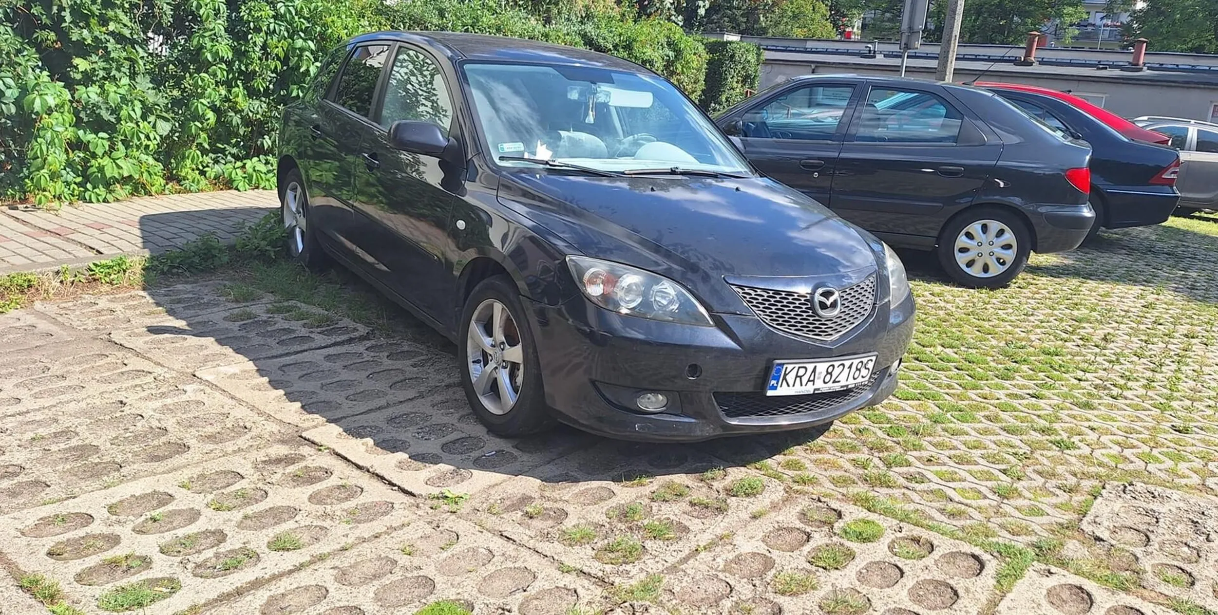 POSTAWIŁ AUTO NA TORGOWEJ W PIEKARCH ŚL. I JUZ 4 MIESIACE TAM STOI --ZABIERZ JE !!!! BLOKUJESZ MIEJSCA PARKINGOWE