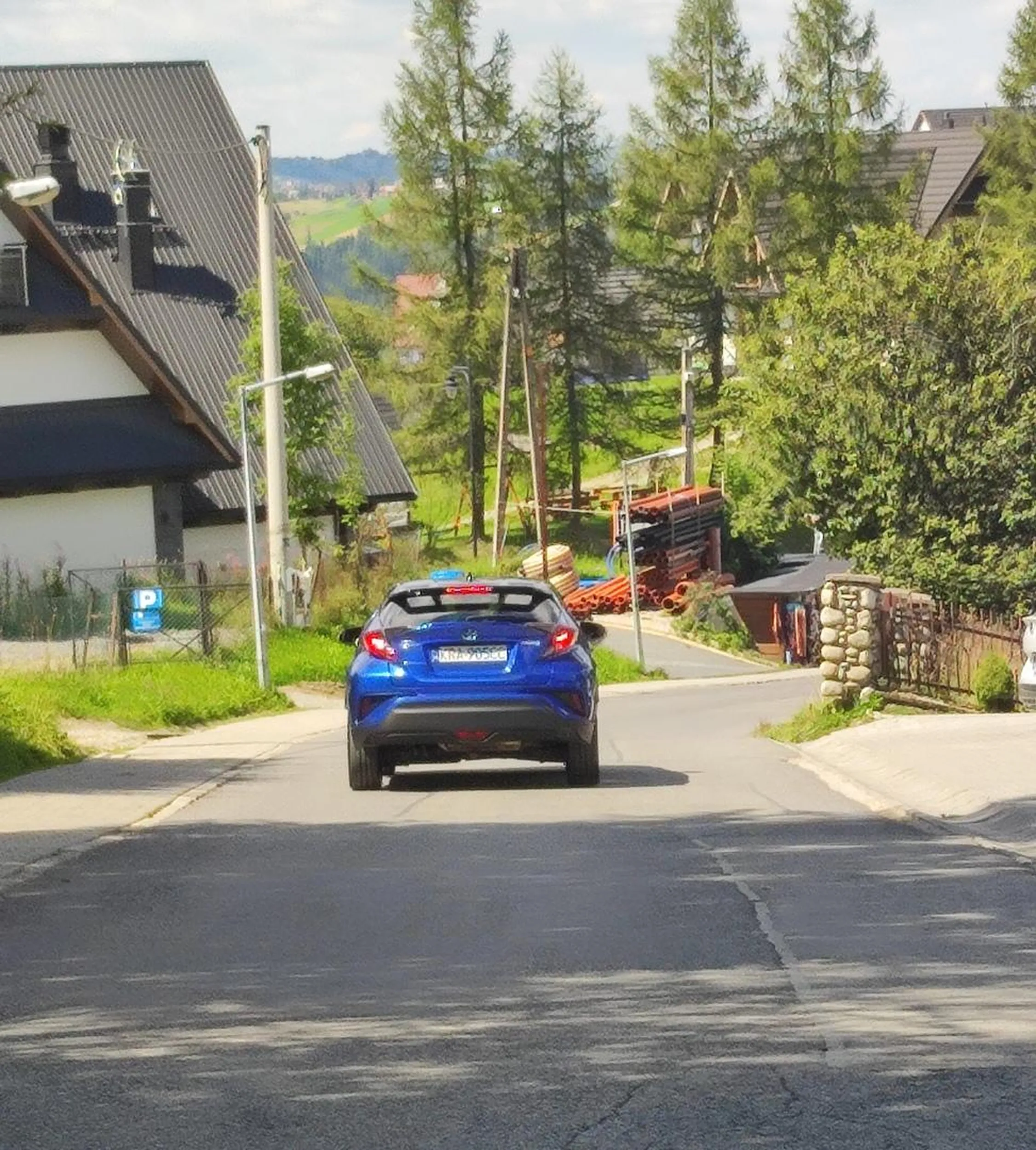 Prawdopodobnie  pijany albo siedzi w telefonie. Jeździ slalomem i trzyma się lewej strony tym sposobem jadąc pod prąd.