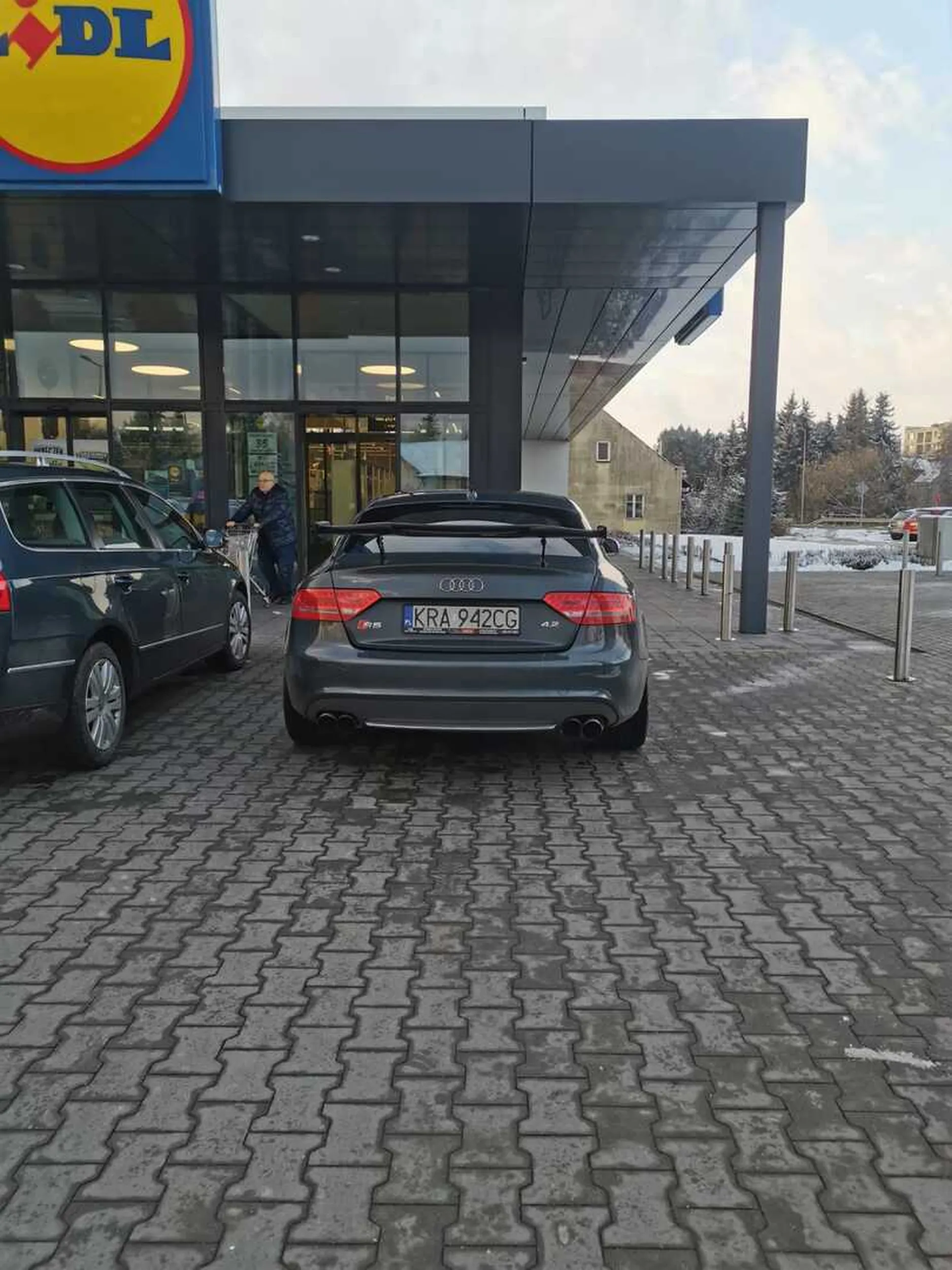 Pięknie zaparkowana audiczka, szkoda że nie miał pilota do drzwi to wjechałby do środka. Passeratti obok podobnie.