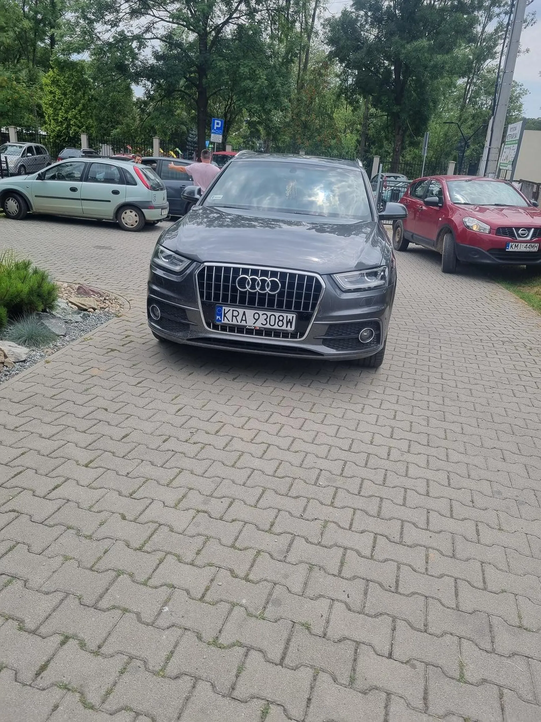 Fajnie zablokowany wjazd pod przychodnie miechów pozdrawiam było wolne miejsce obok jak coś