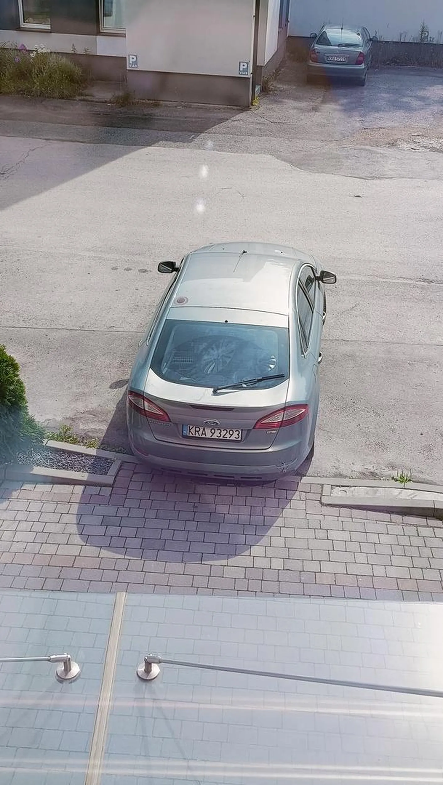 Zastawia obniżone wejście do bloku. Osoby na wózku muszą jechać naokoło.