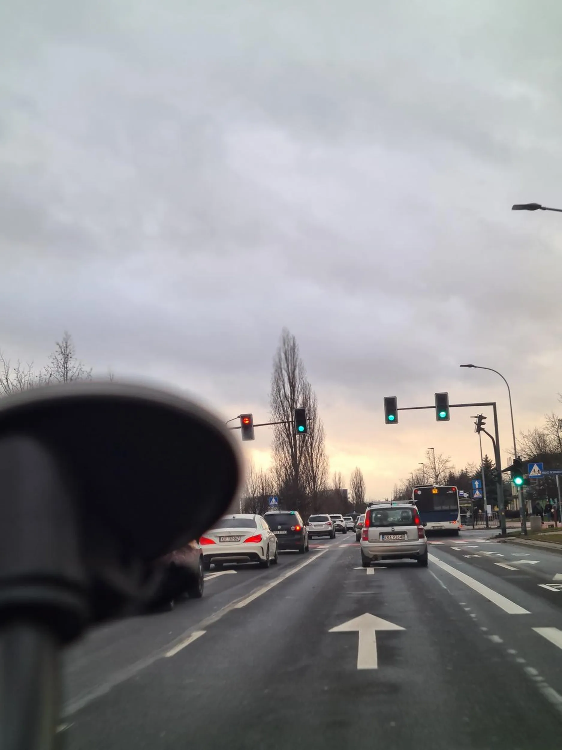 Kierowca jeździ buspasem bezprawnie