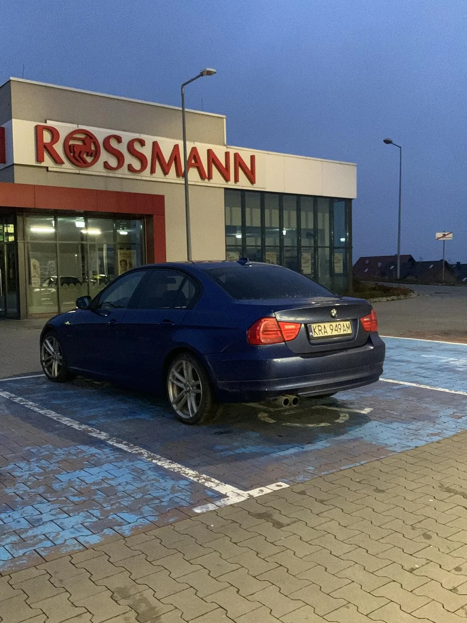 No Marka zobowiązuje na pustym parkingu stawać na inwalidzie ;) bo się nim jest całe życie jak się jeździ BMW.