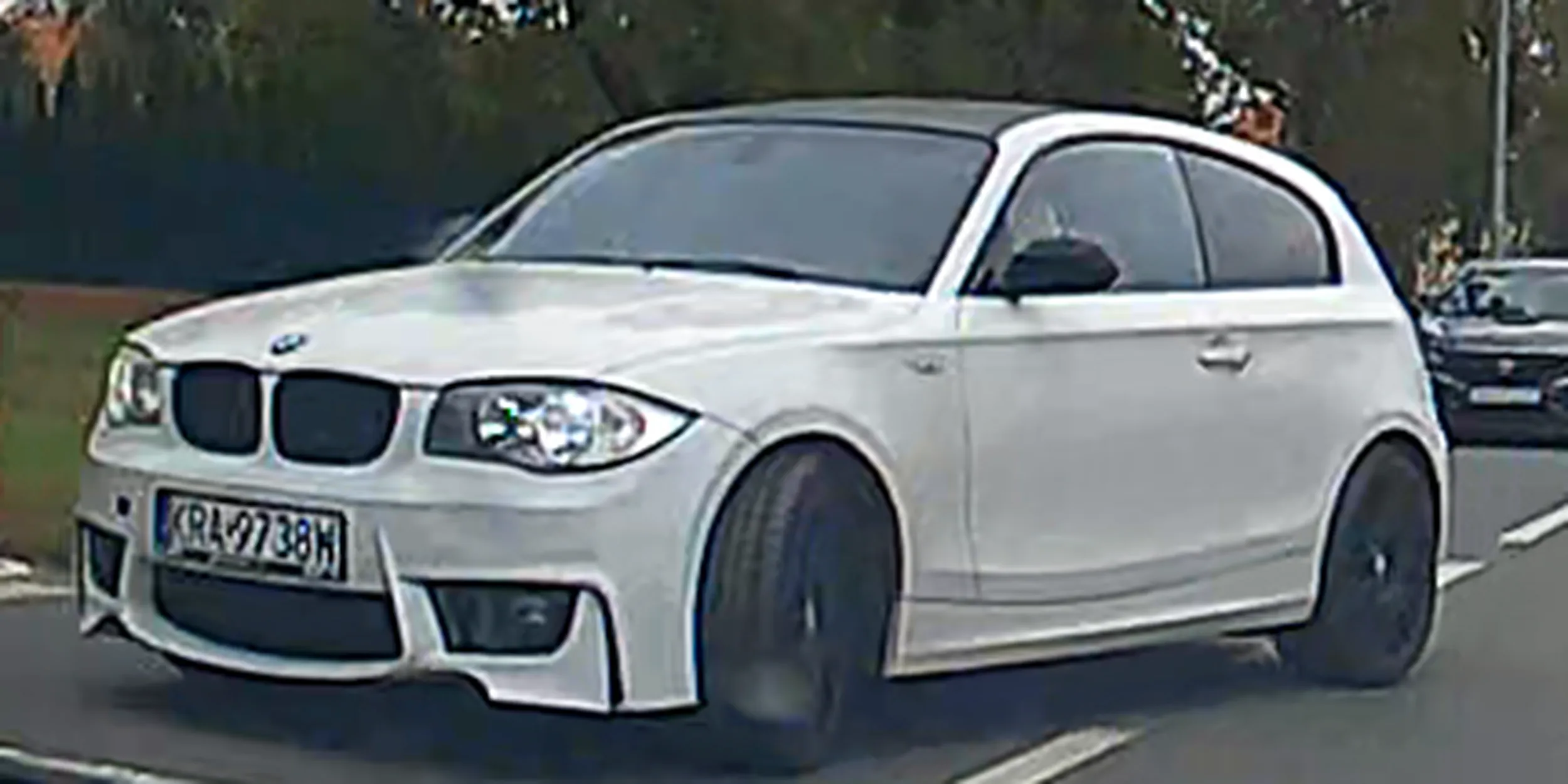 Wytwór chłopco-podobny w białym BMW X1 przyjechał do Wrocławia i zamiast kierunkowskazu pokazuje środkowy palec, po tym jak wymusił pierwszeństwo. PS: twój rupieć zostawia ślad oleju na asfalcie.