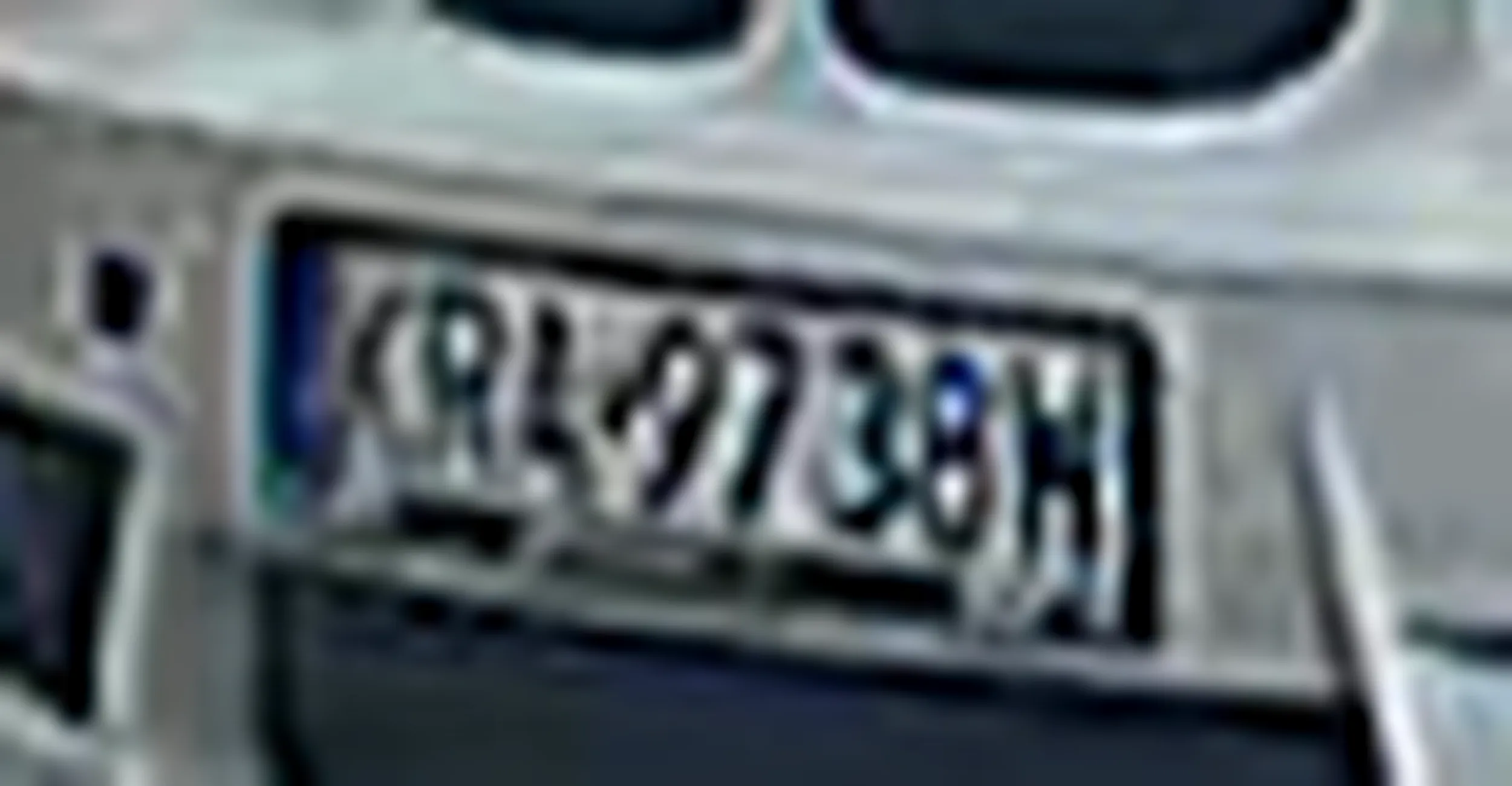 Wytwór chłopco-podobny w białym BMW X1 przyjechał do Wrocławia i zamiast kierunkowskazu pokazuje środkowy palec, po tym jak wymusił pierwszeństwo. PS: twój rupieć zostawia ślad oleju na asfalcie.