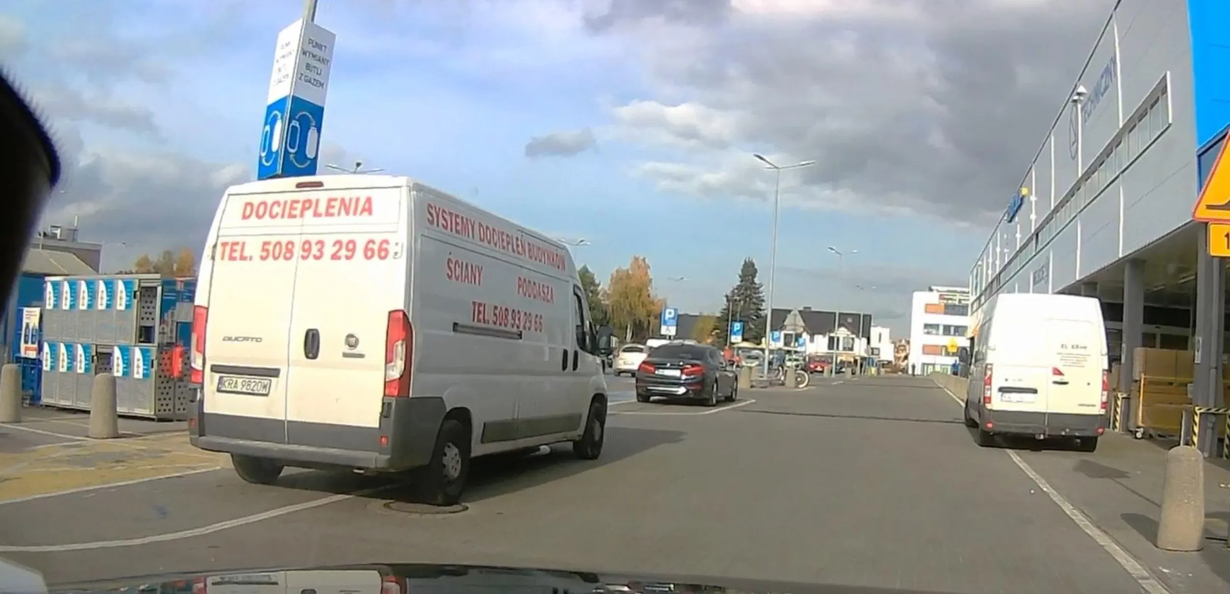 jeden z trzech baranów, którzy nie potrafią zaparkować jak reszta cywilizowanych ludzi