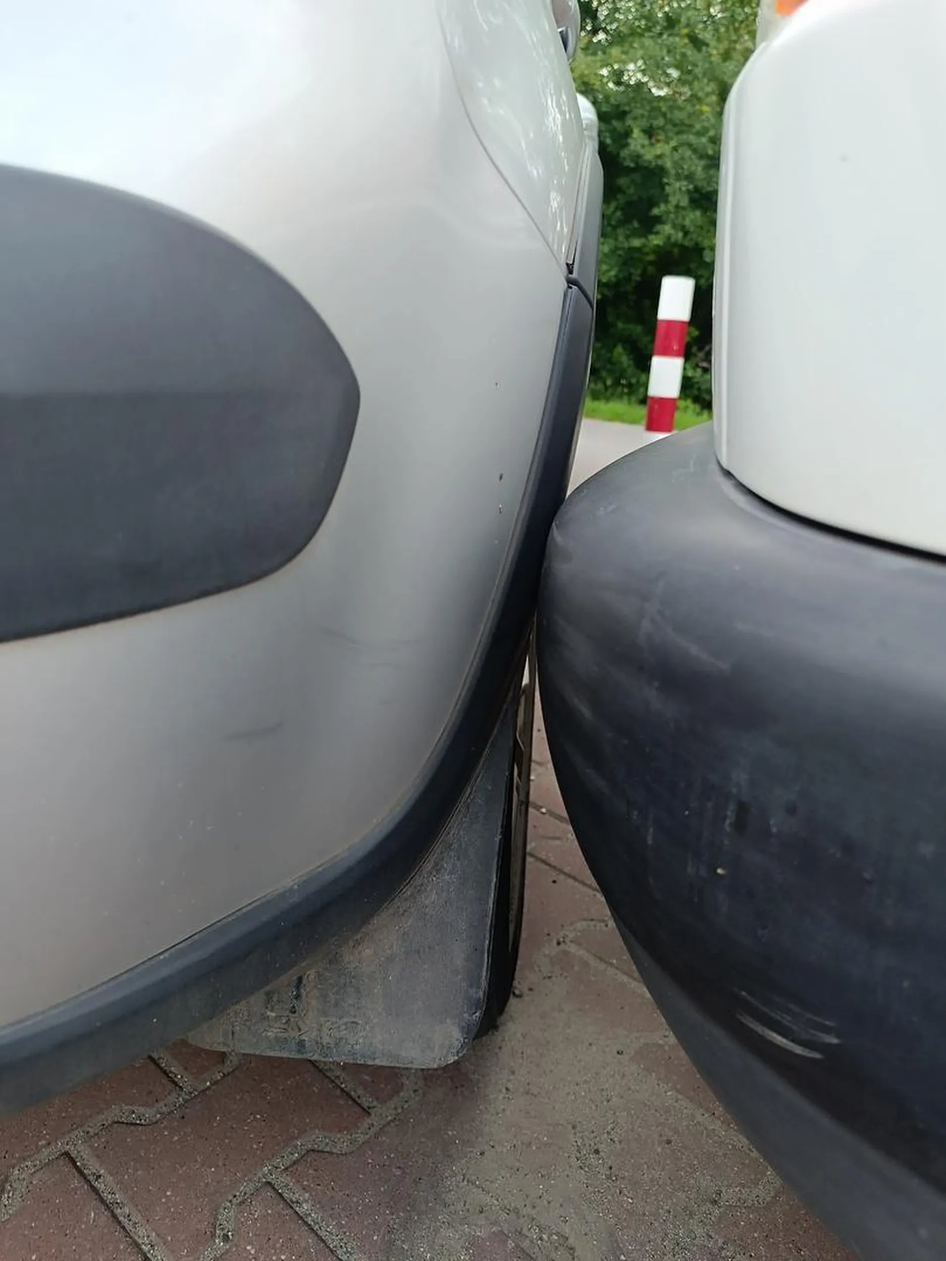 zaparkował w ukos na równoległych miejscach, obtarł zderzak