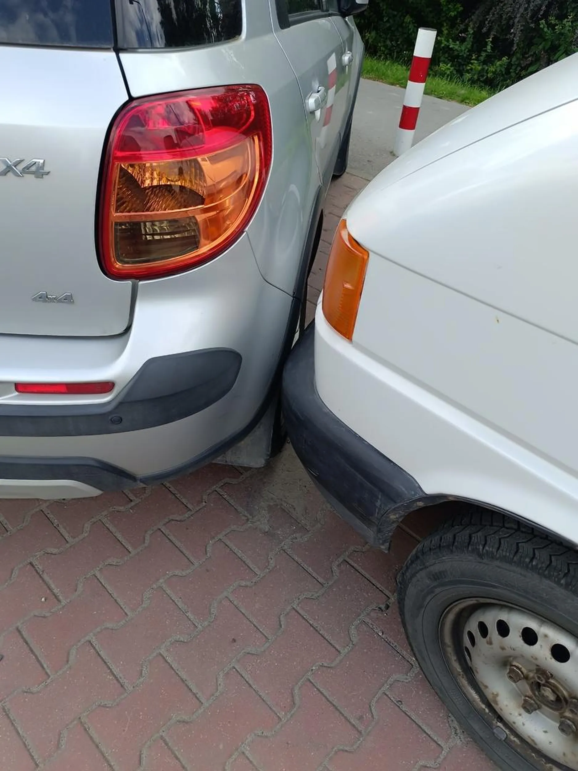 zaparkował w ukos na równoległych miejscach, obtarł zderzak